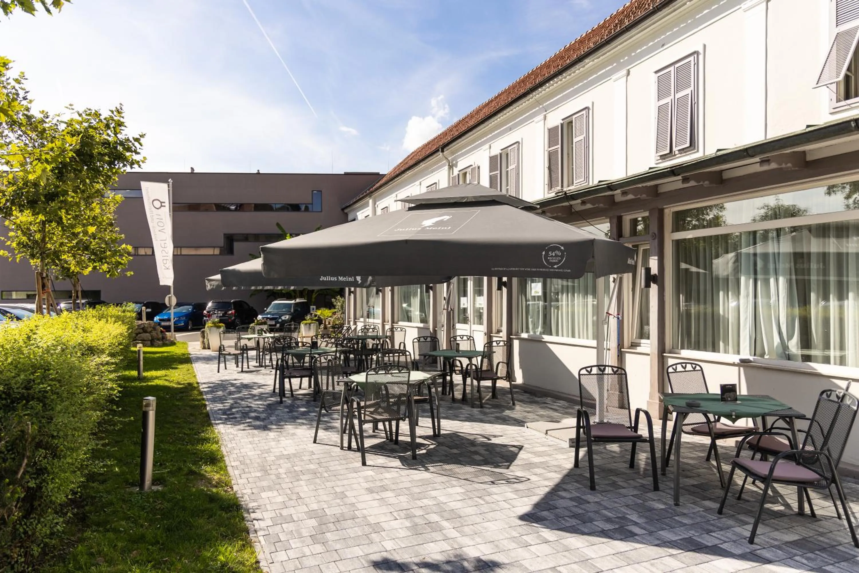 Property building in Kaiser von Österreich, Historik- und Thermalhotel