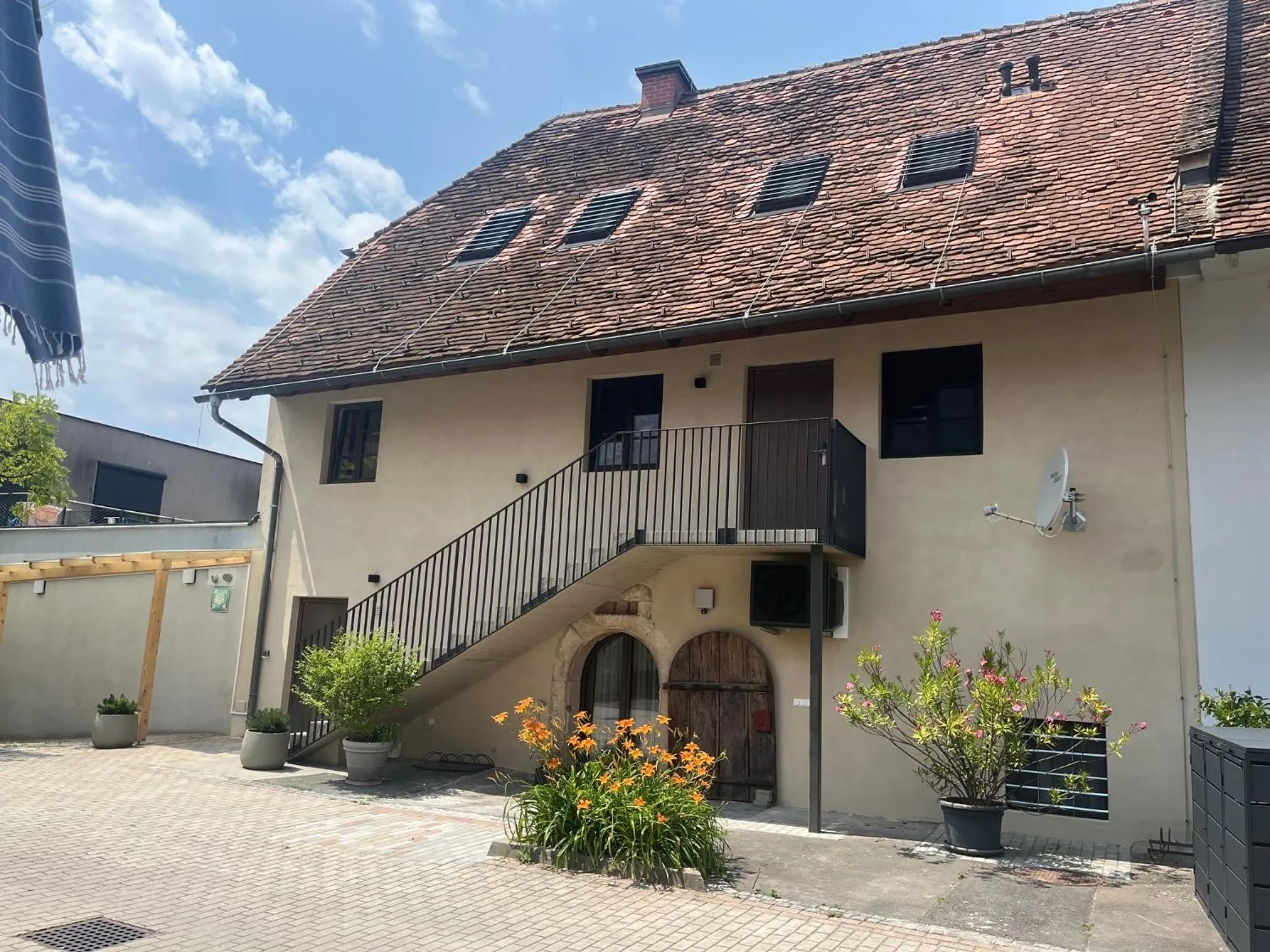 Property building in Kaiser von Österreich, Historik- und Thermalhotel