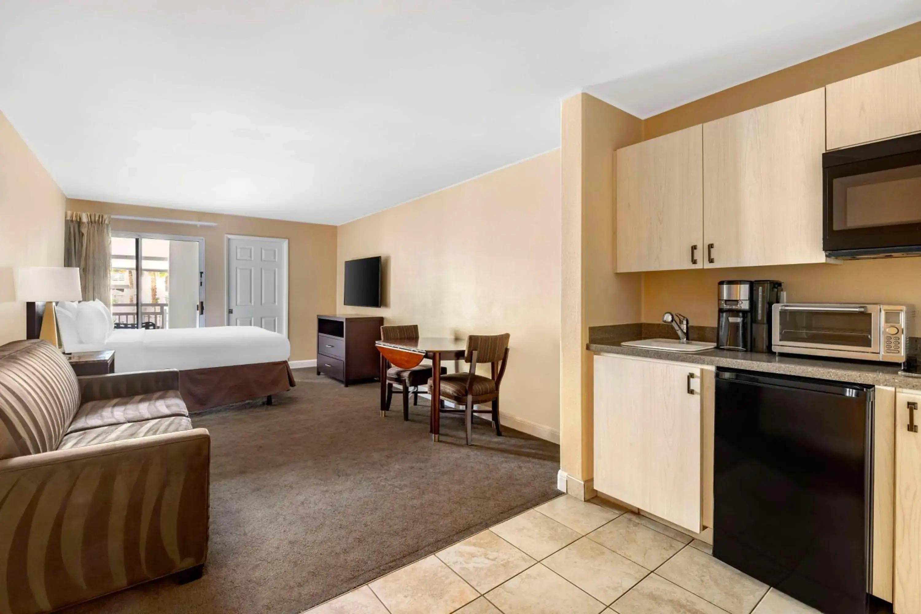 Queen Room with Kitchenette in Hilton Vacation Club Palm Canyon Palm Springs Queen Room with Kitchenette in Hilton Vacation Club Palm Canyon Palm Springs