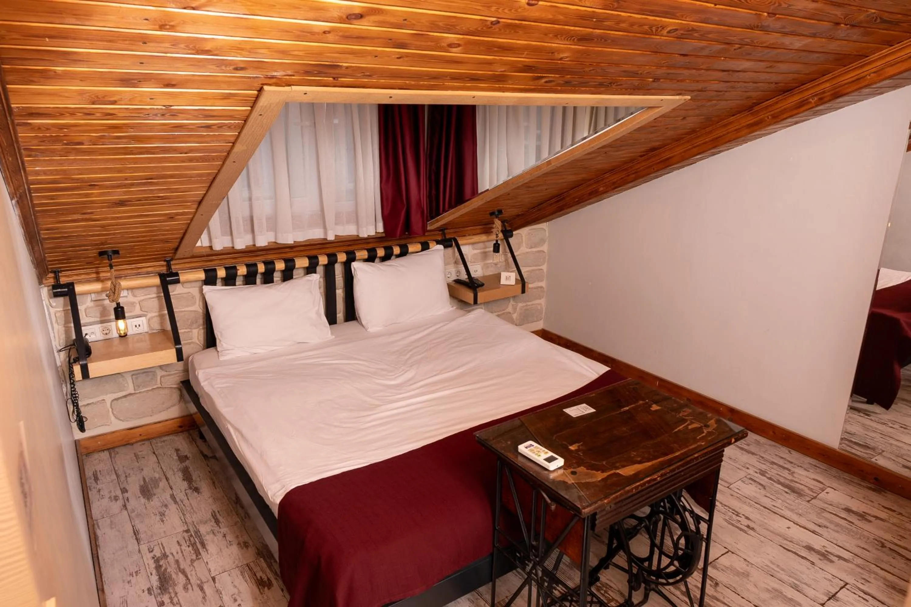 Photo of the whole room, Bed in Hot Budget Ortakoy