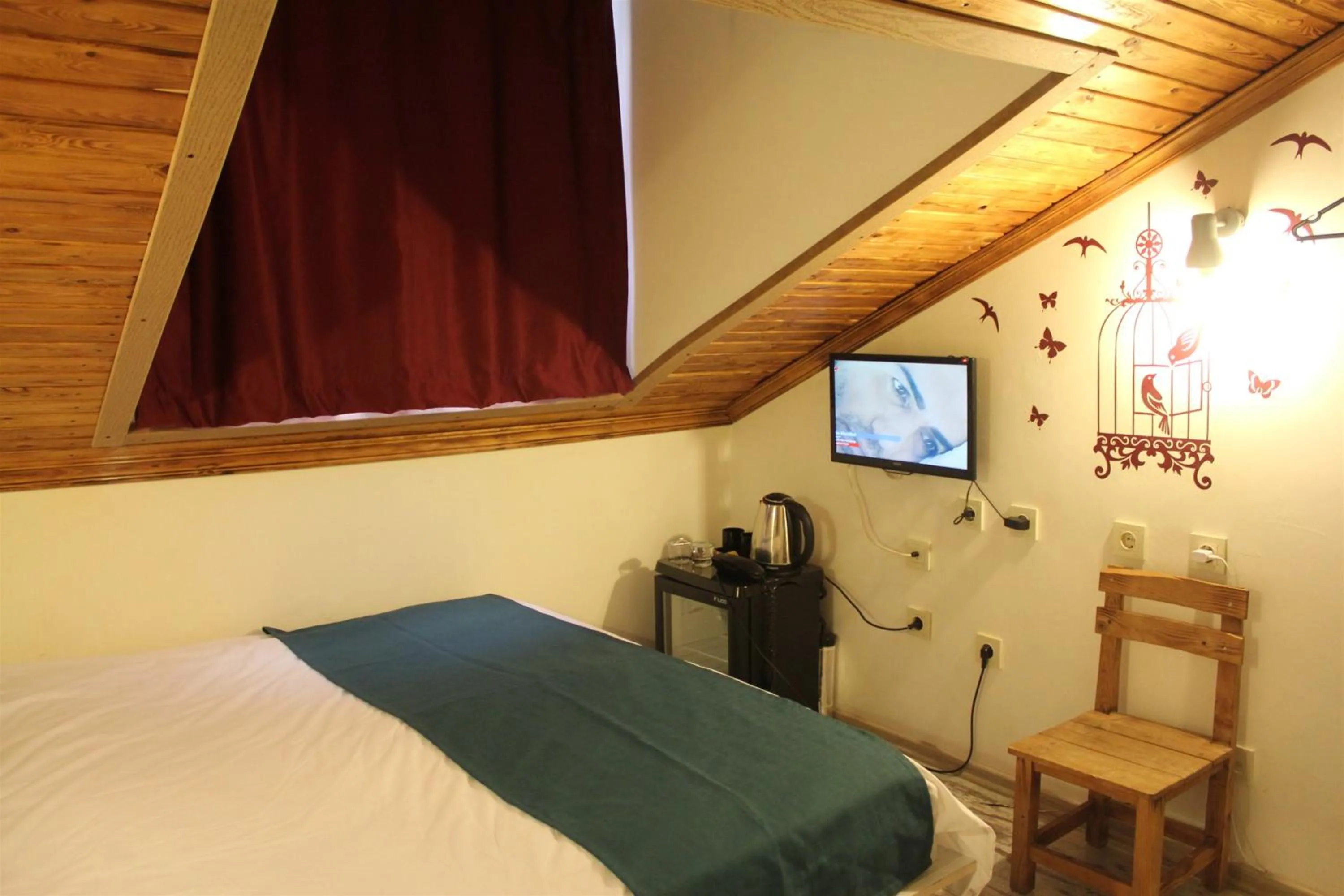 Photo of the whole room, Bed in Hot Budget Ortakoy