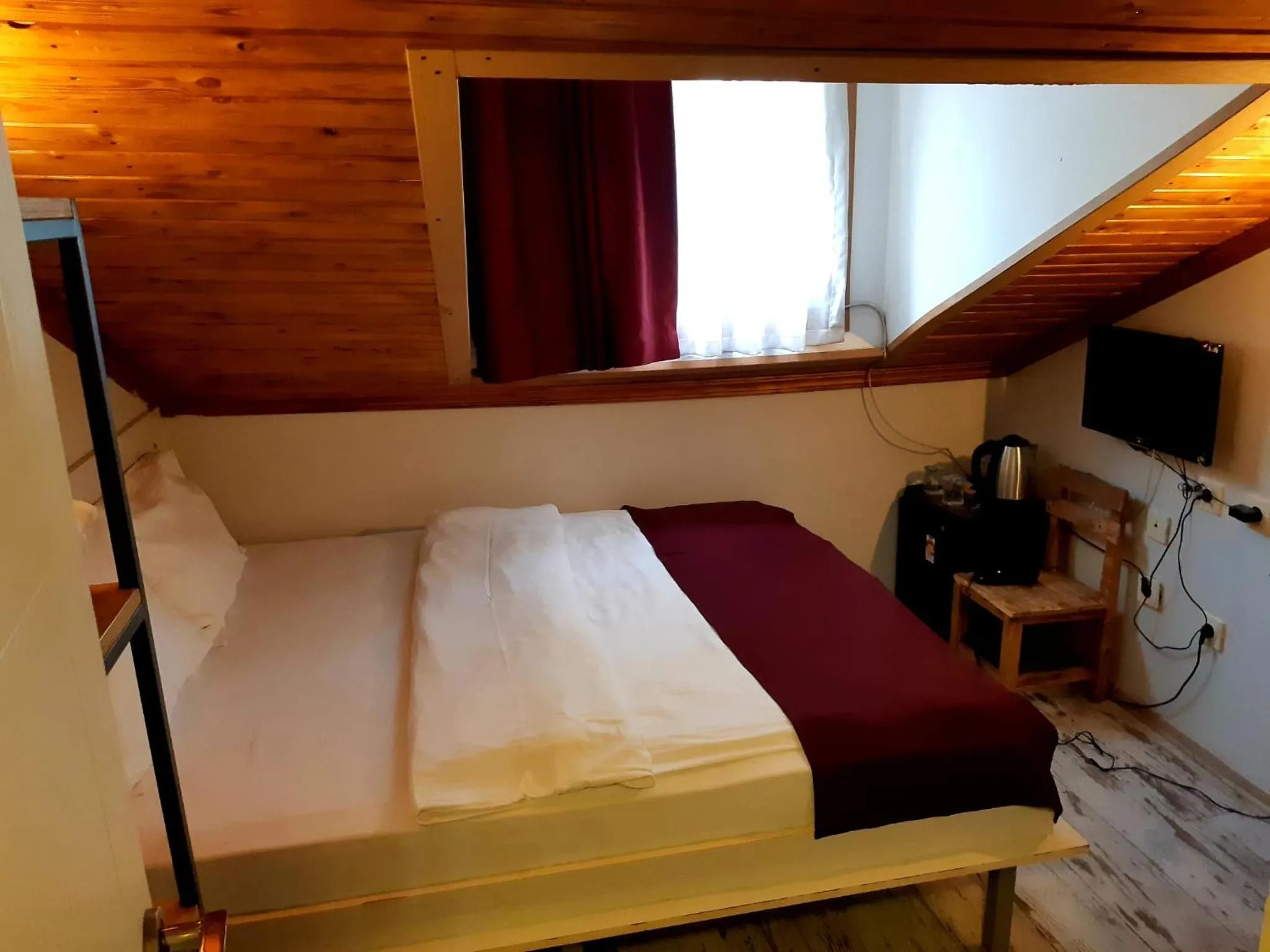 Photo of the whole room, Bed in Hot Budget Ortakoy