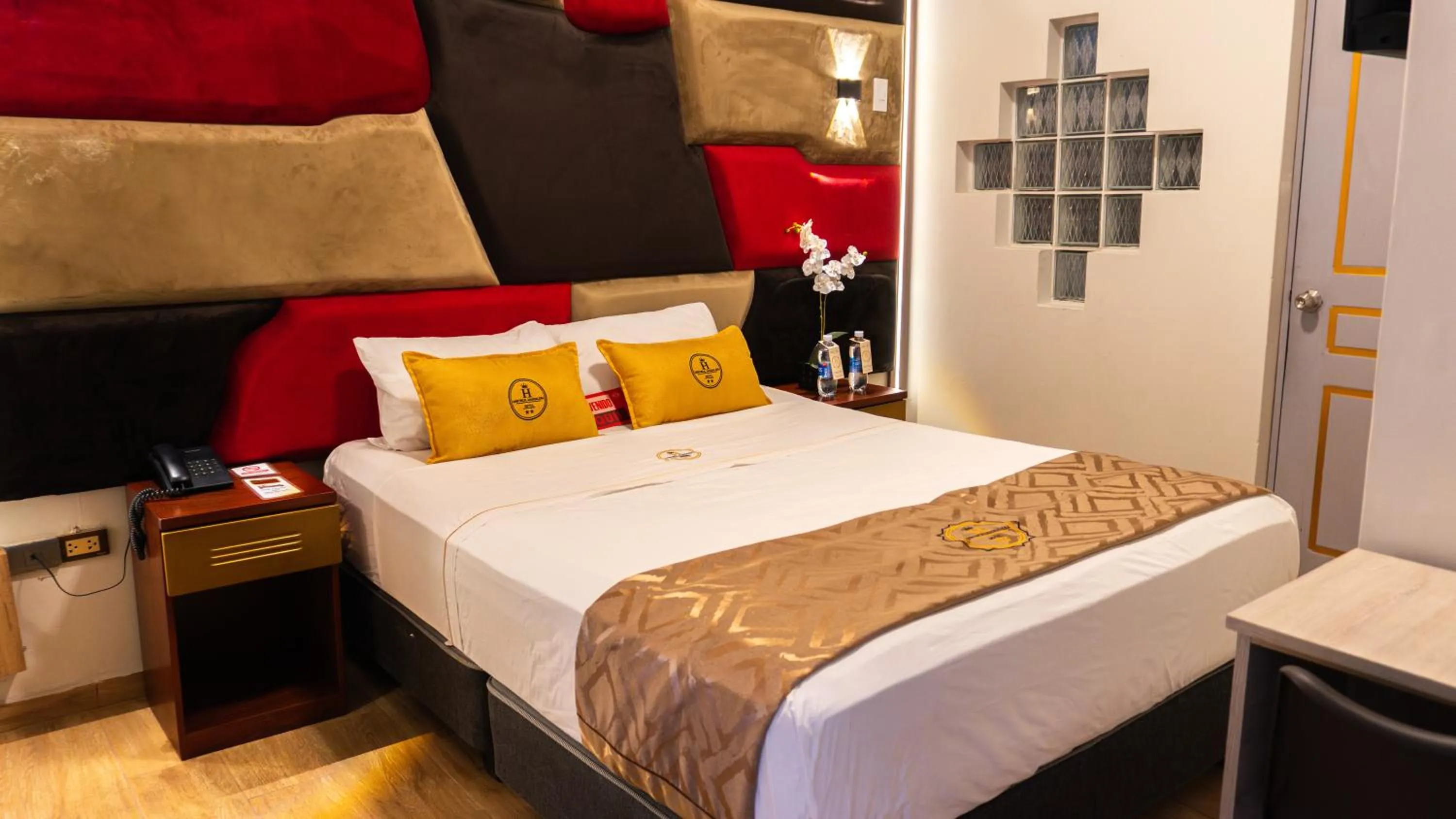 Bed in Montreal Magdalena Del Mar Hotel