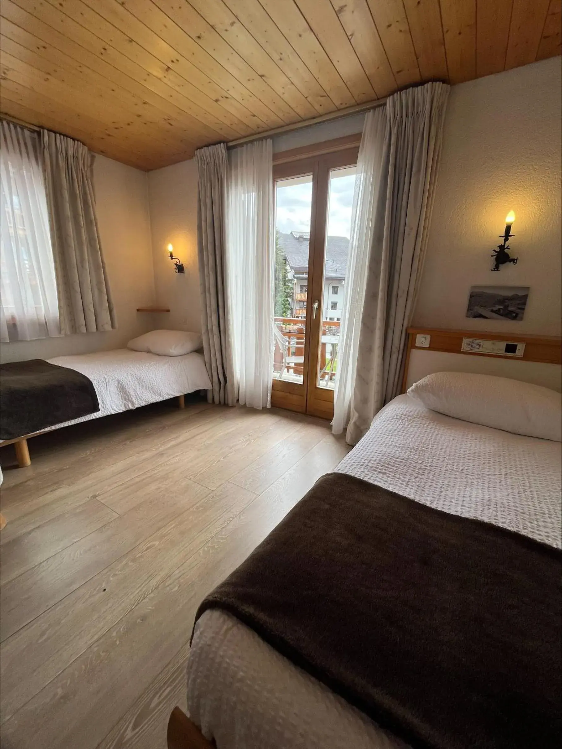 Twin Room with Mountain View - single occupancy in Hotel Ermitage Verbier Twin Room with Mountain View - single occupancy in Hotel Ermitage Verbier