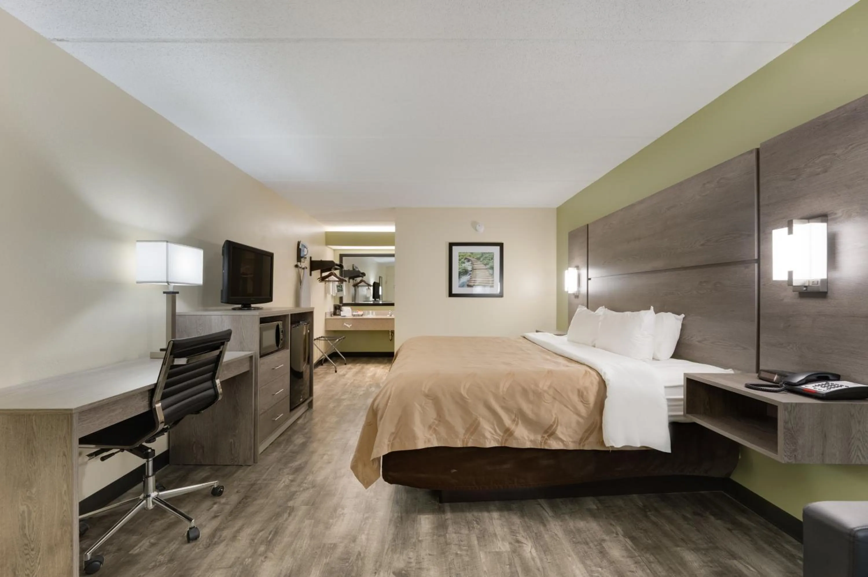 Photo of the whole room, Bed in Quality Inn Airport - Southeast