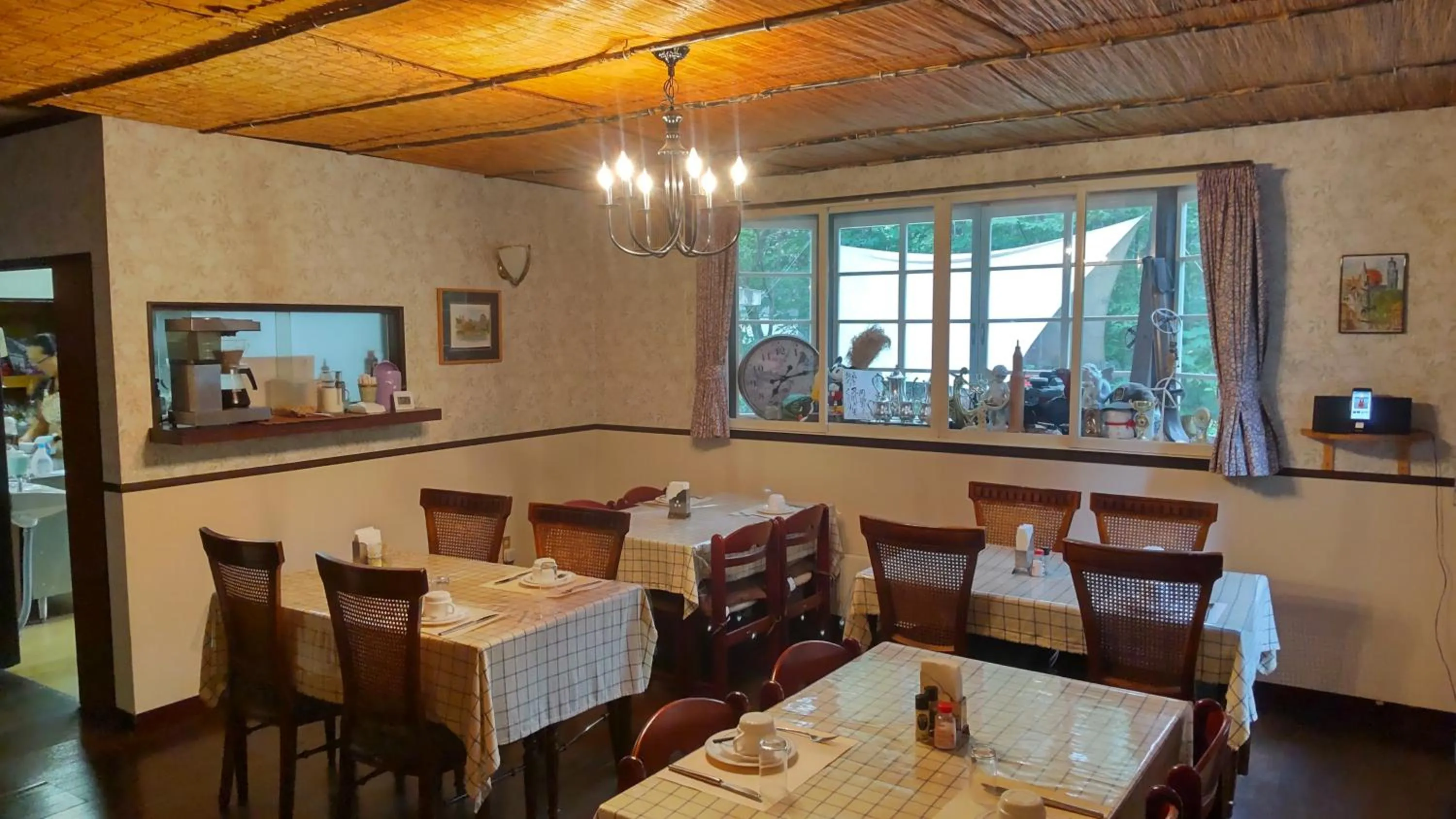 Restaurant/places to eat in Chateau Lausanne