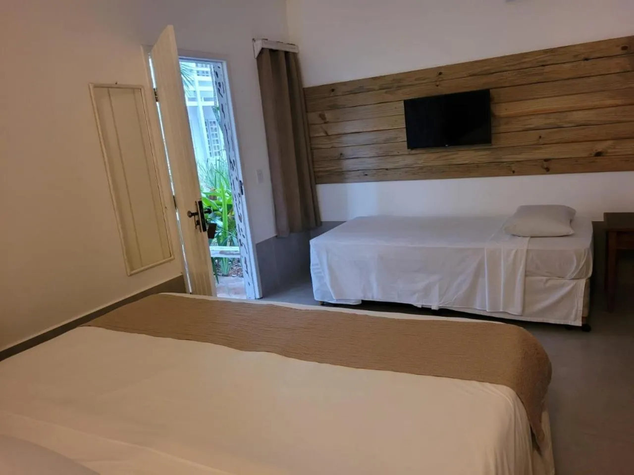 Bed in Aquarela Praia Hotel