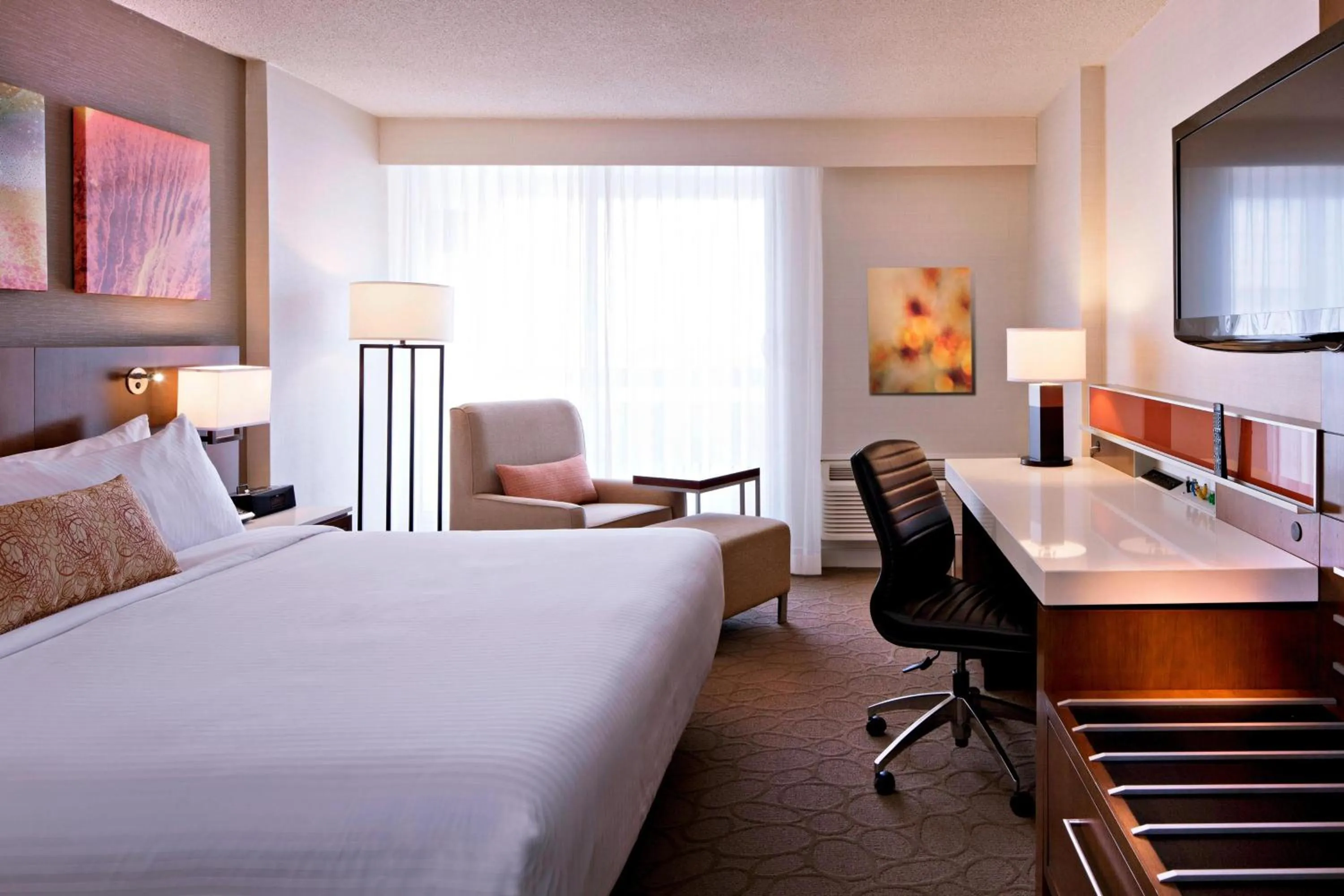 Photo of the whole room, Bed in Delta Hotels by Marriott Winnipeg