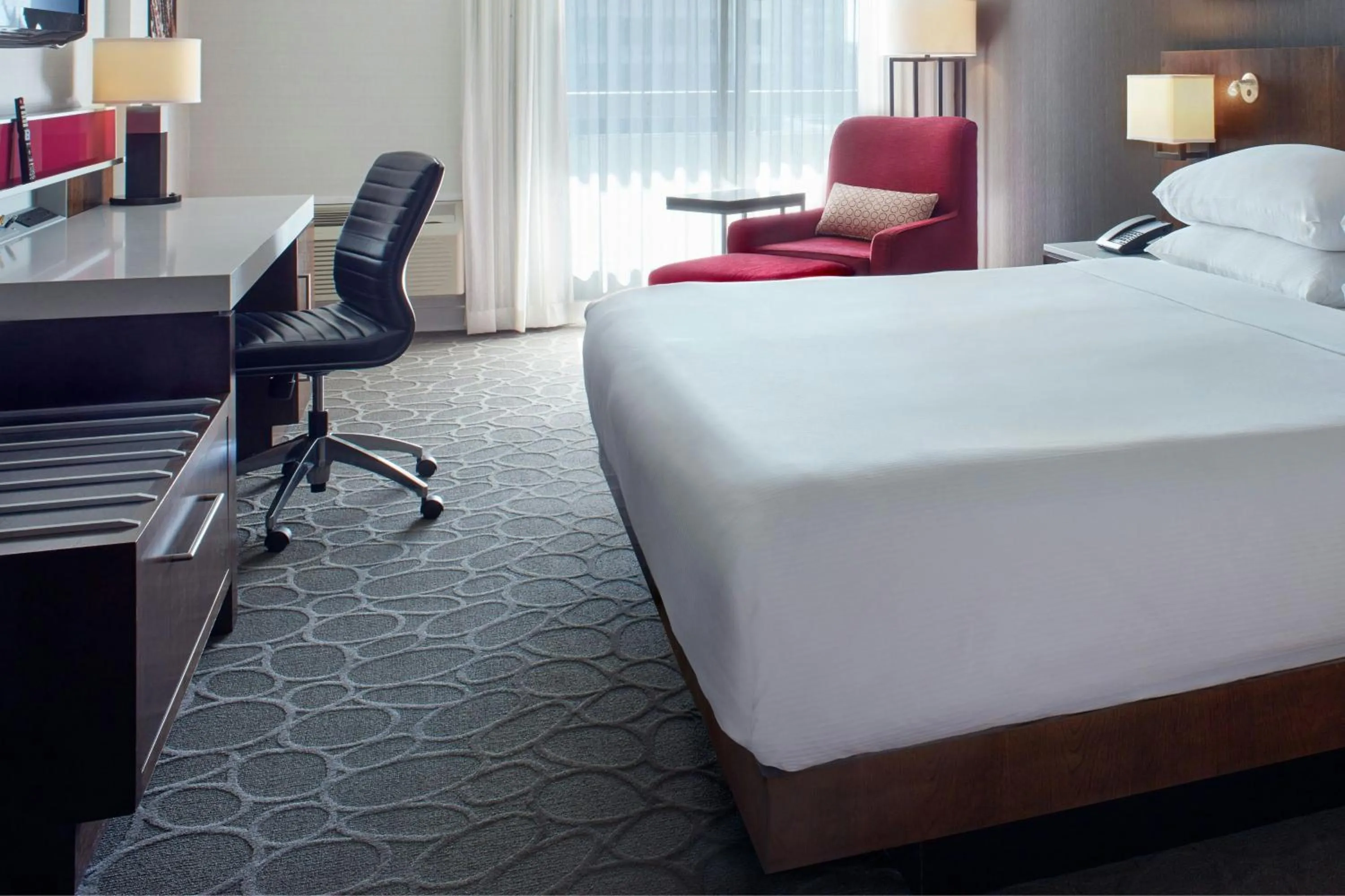 Lounge or bar, Bed in Delta Hotels by Marriott Winnipeg