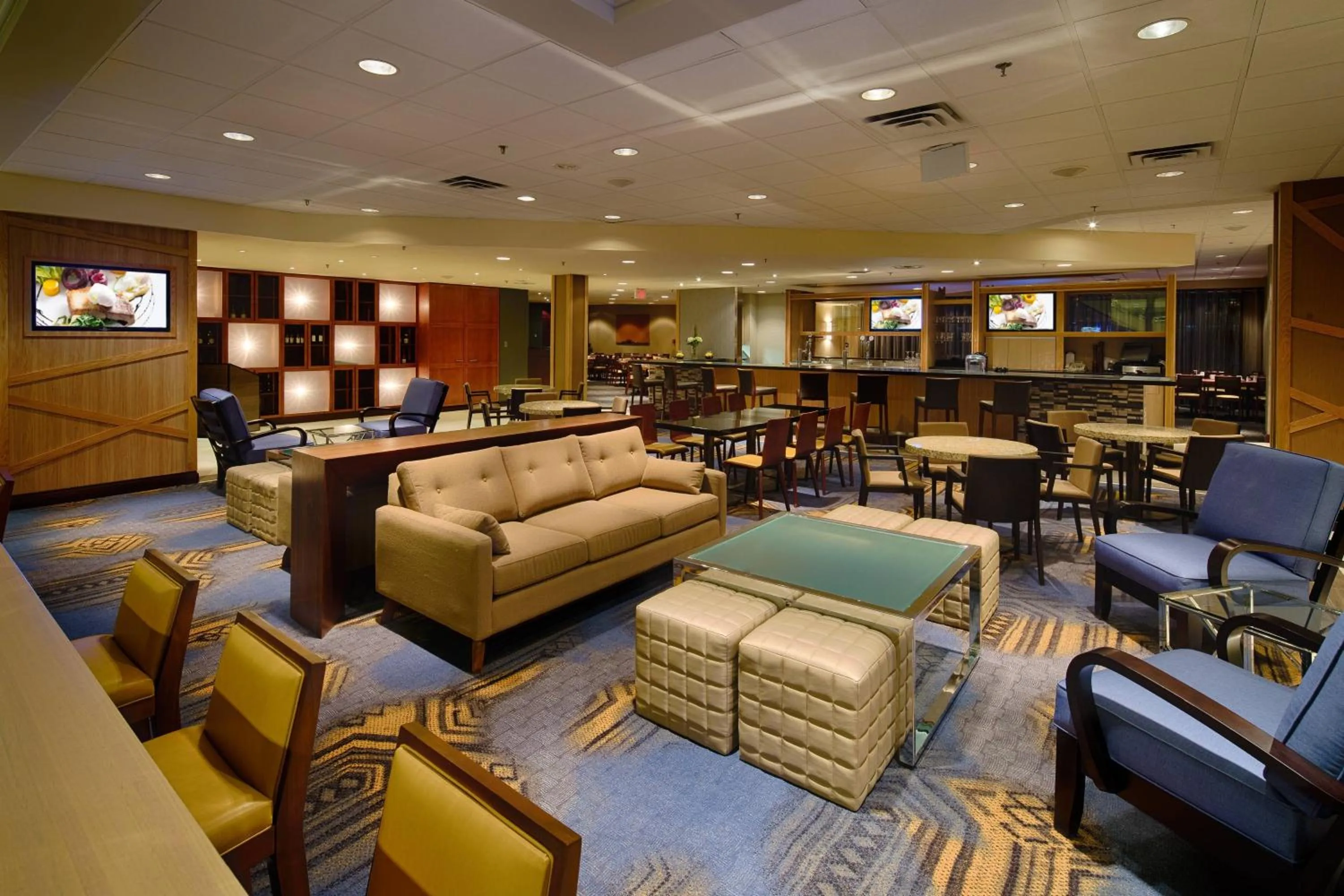 Lounge or bar in Delta Hotels by Marriott Winnipeg