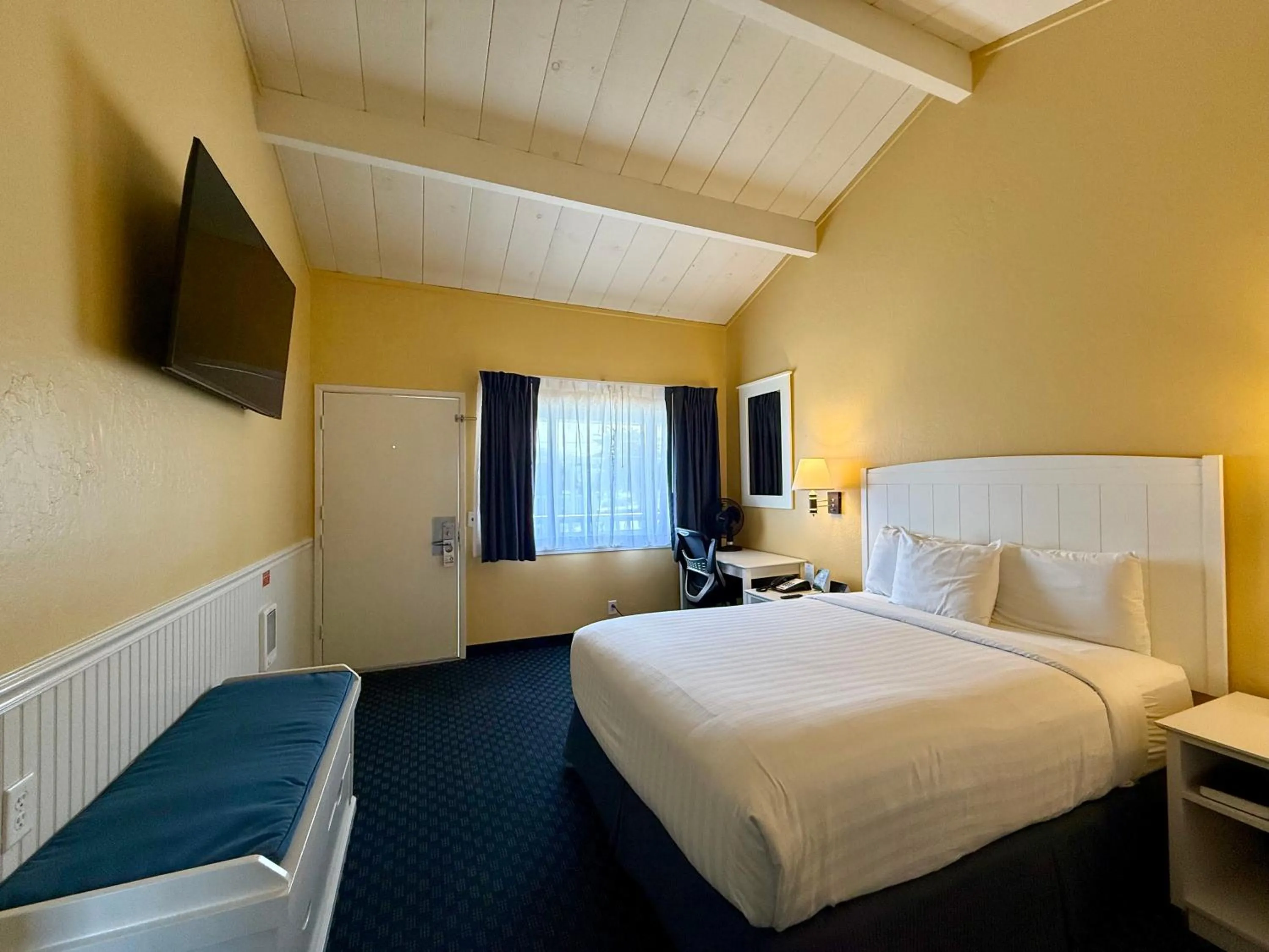 Bed in Monterey Bay Lodge