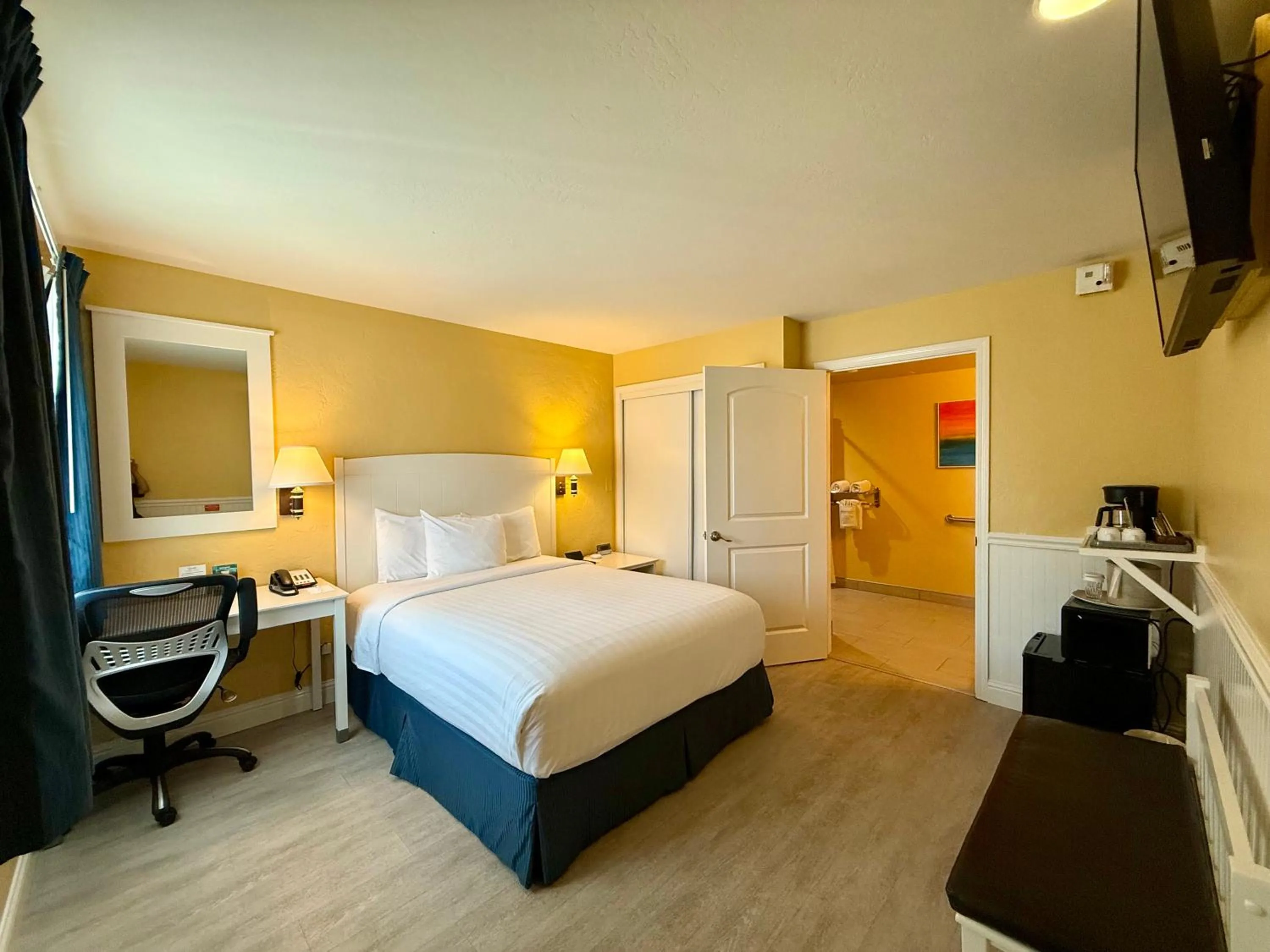 Bed in Monterey Bay Lodge