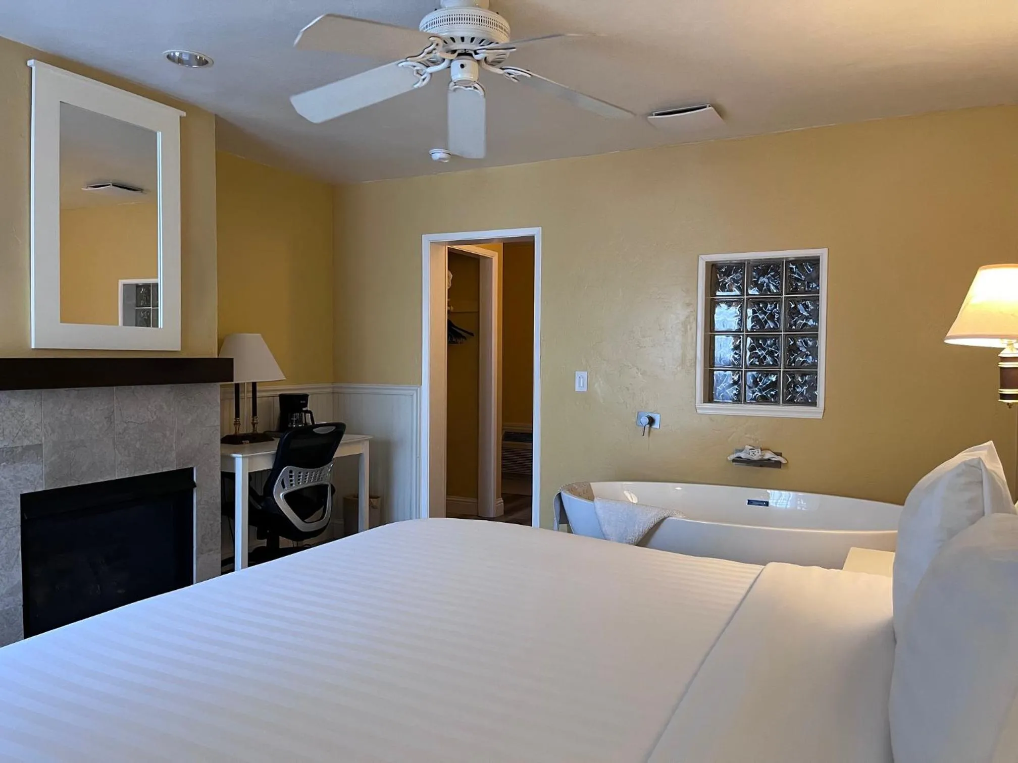 Photo of the whole room, Bed in Monterey Bay Lodge