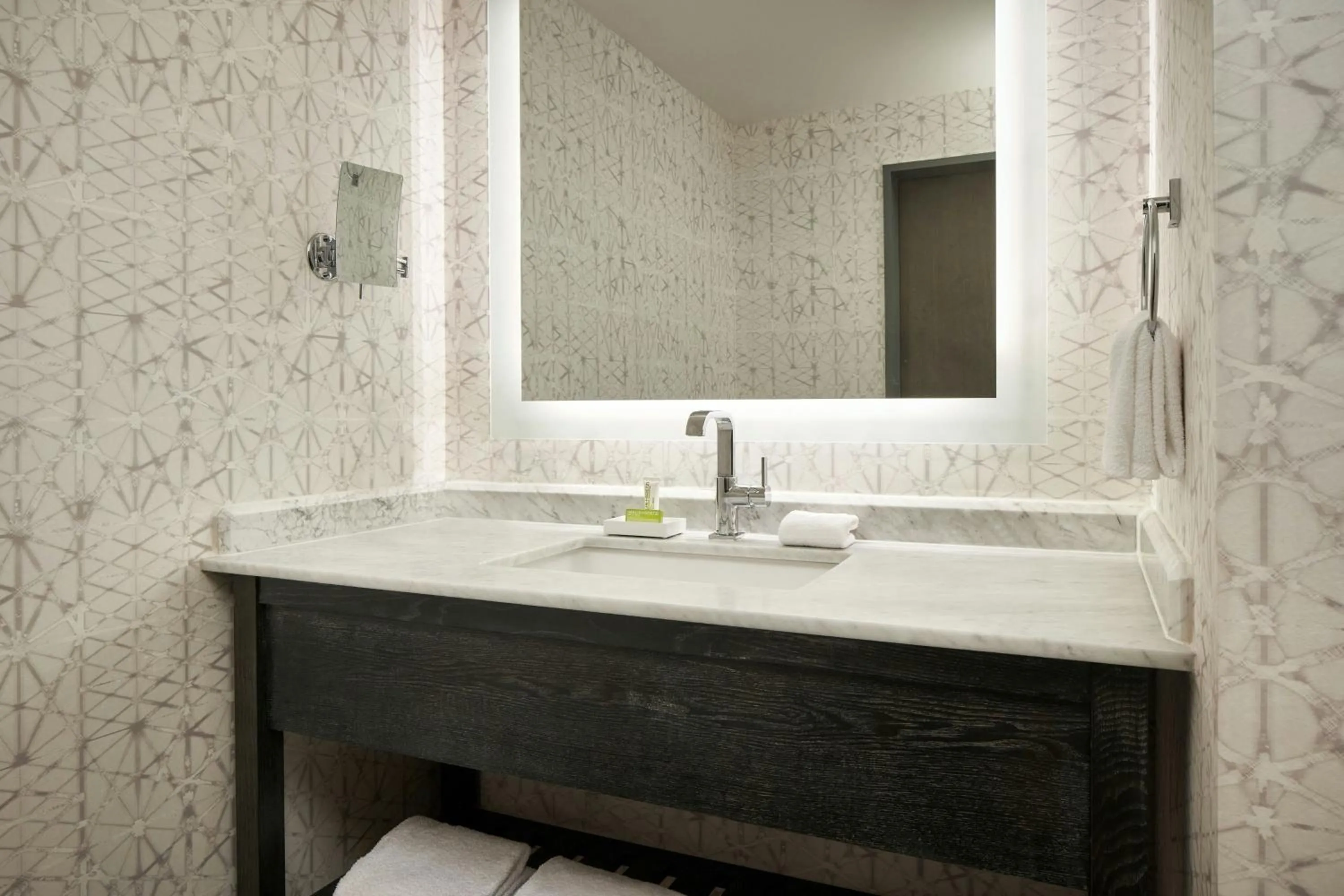 Bathroom in Courtyard by Marriott Philadelphia Downtown