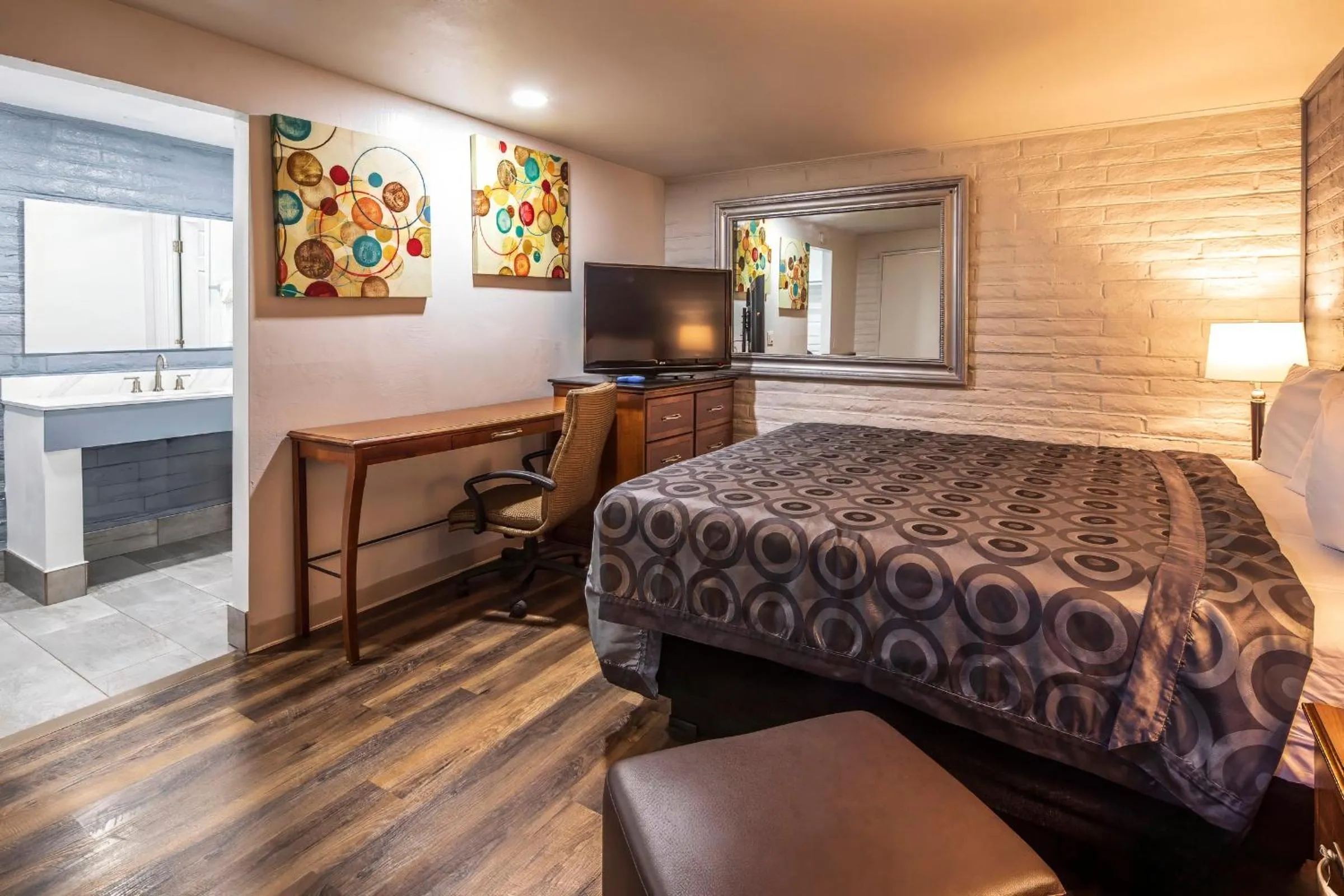 Bed in Hitching Post Studios Inn