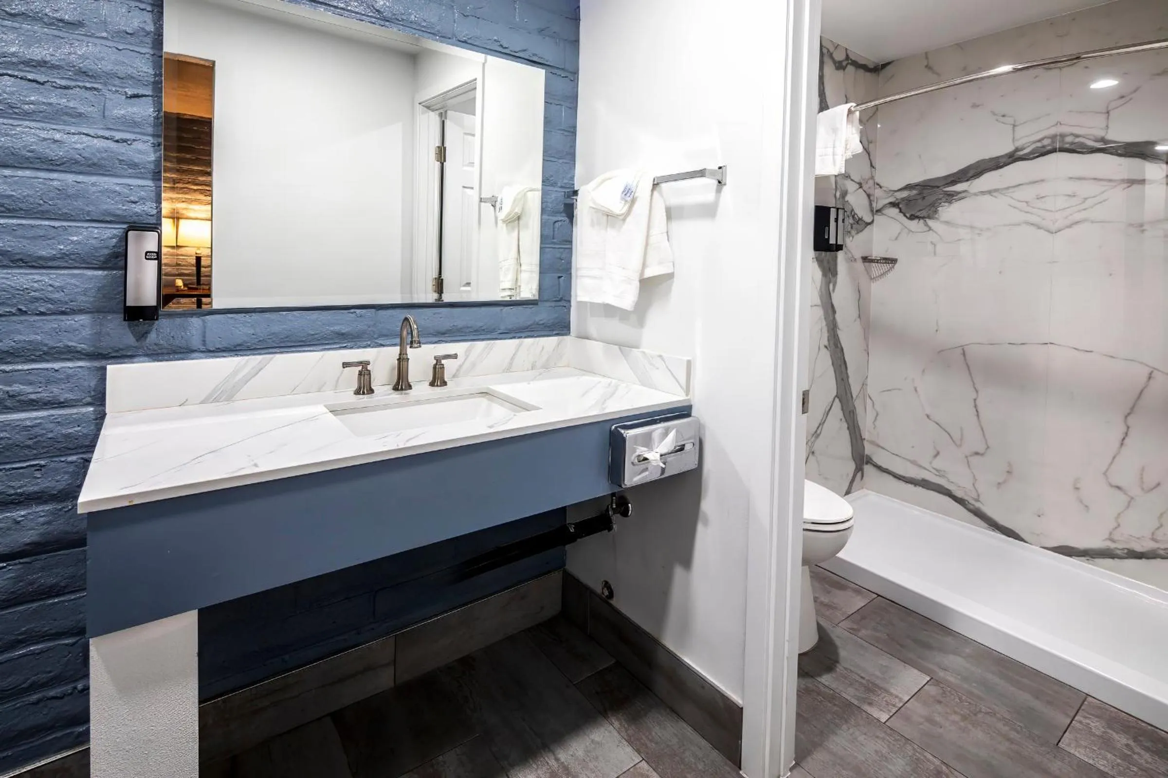 Shower in Hitching Post Studios Inn