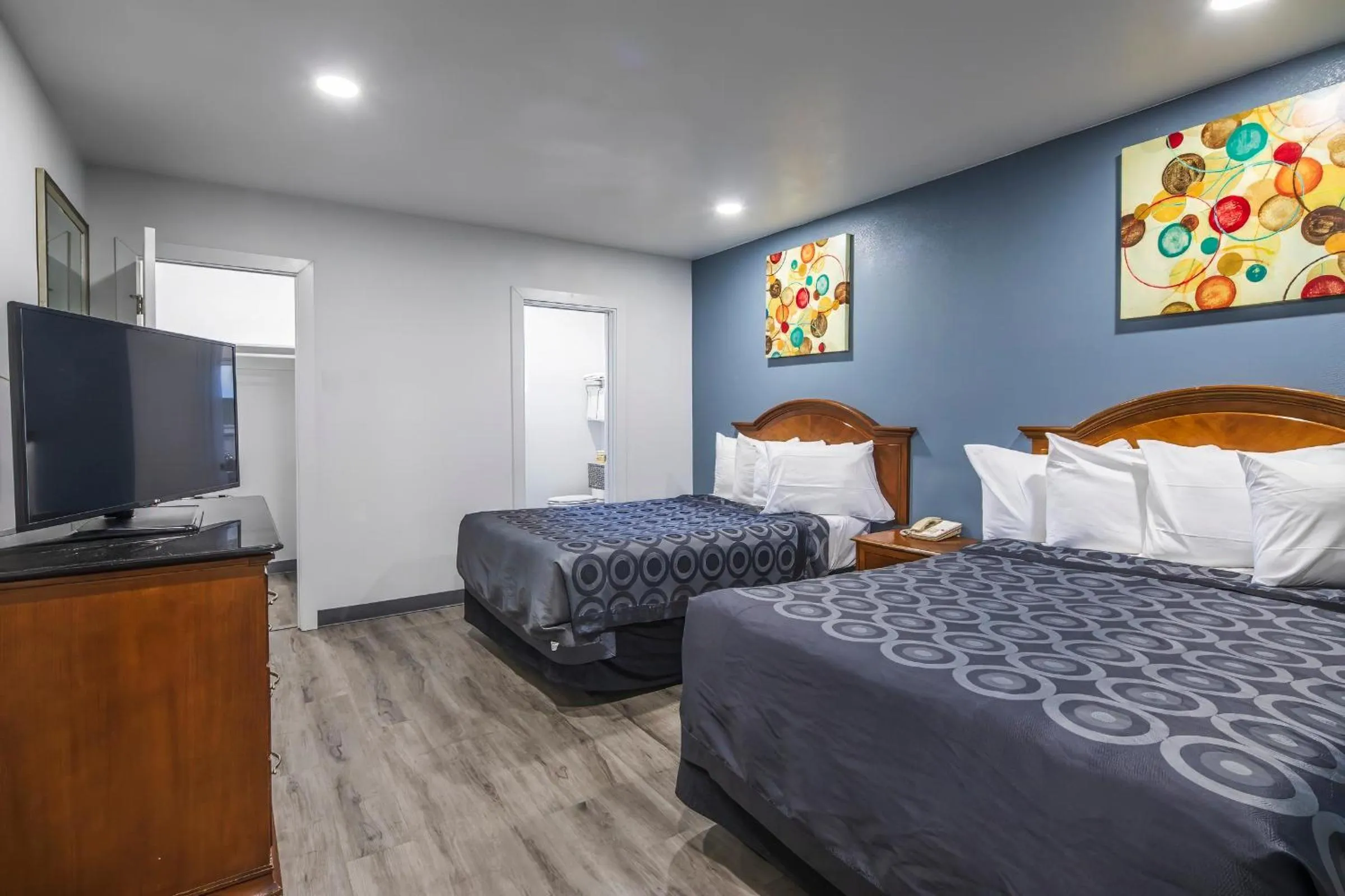 Bed in Hitching Post Studios Inn