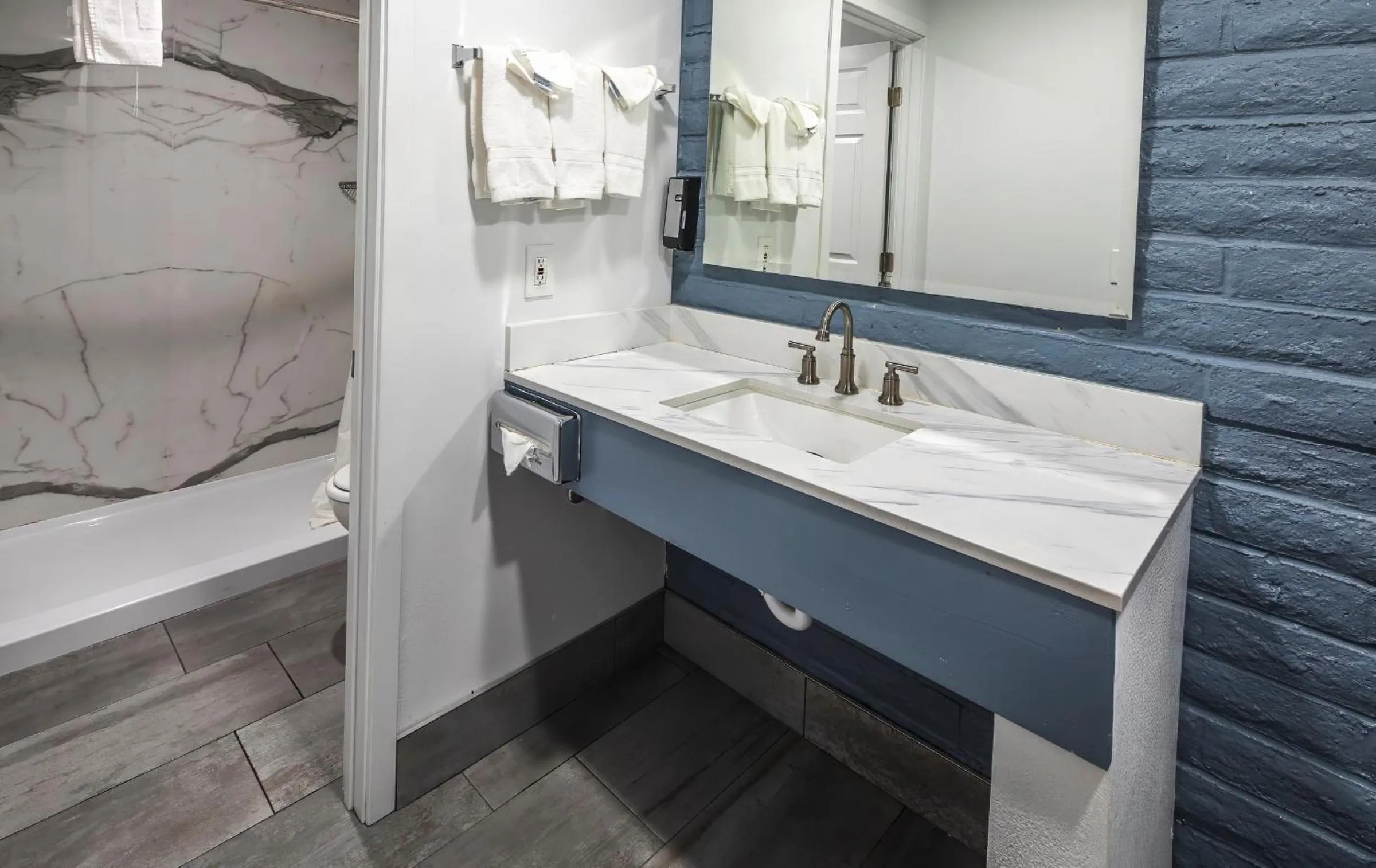 Shower in Hitching Post Studios Inn