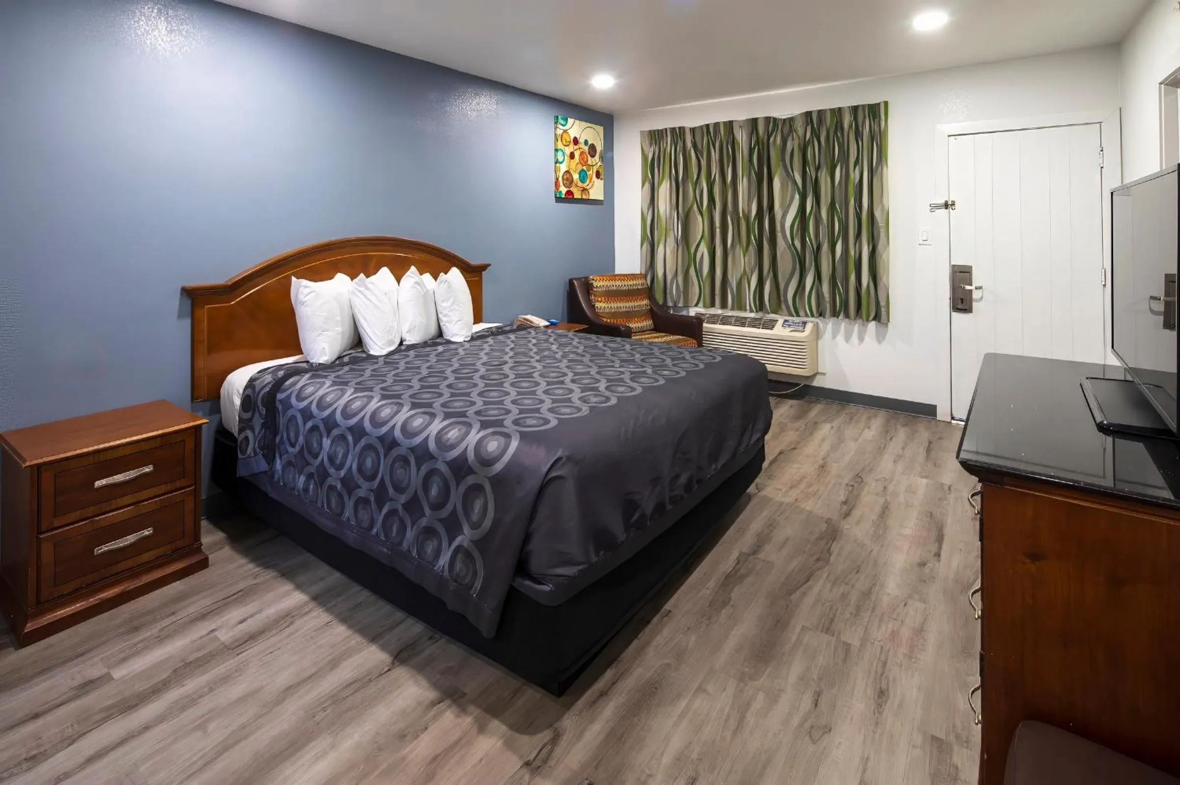 Bed in Hitching Post Studios Inn