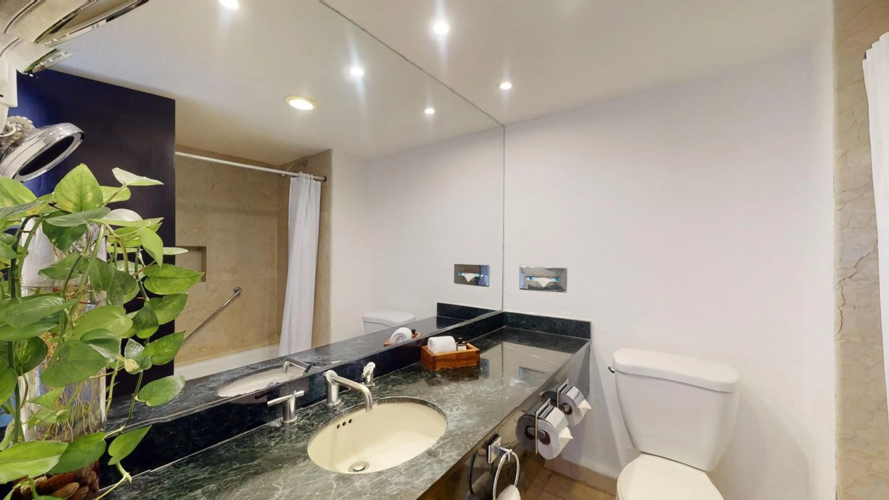 Bathroom in Flamingo Cancun All Inclusive