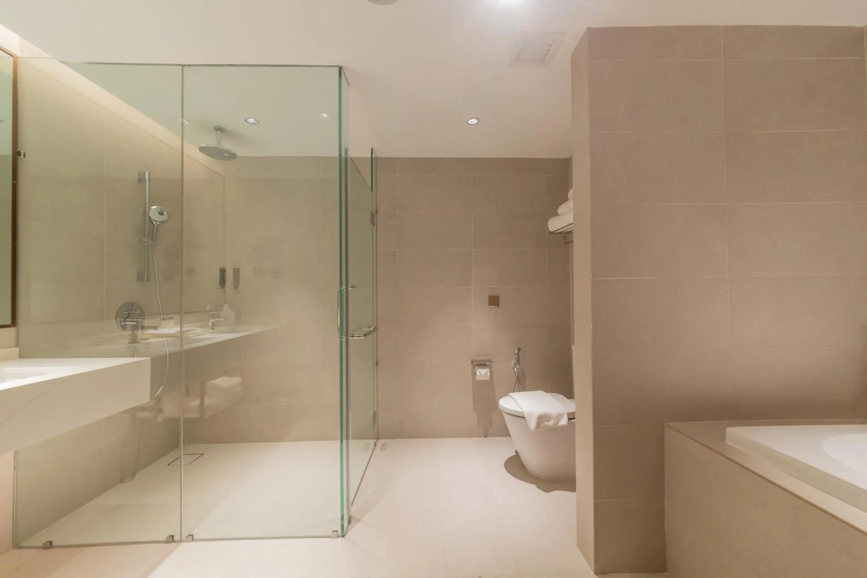 Shower in Glenmarie Hotel and Golf Resort