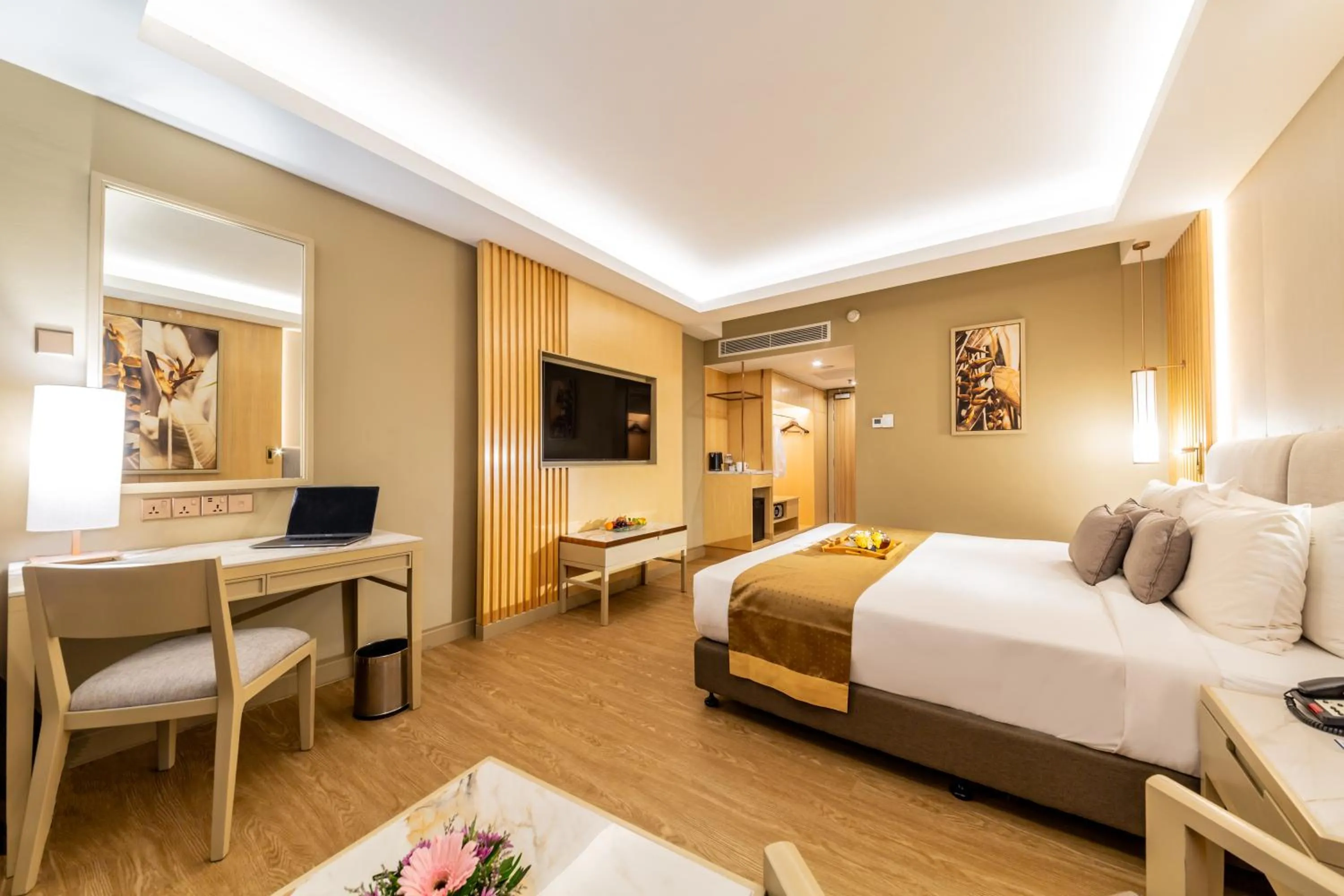 Bathroom, Bed in Glenmarie Hotel and Golf Resort