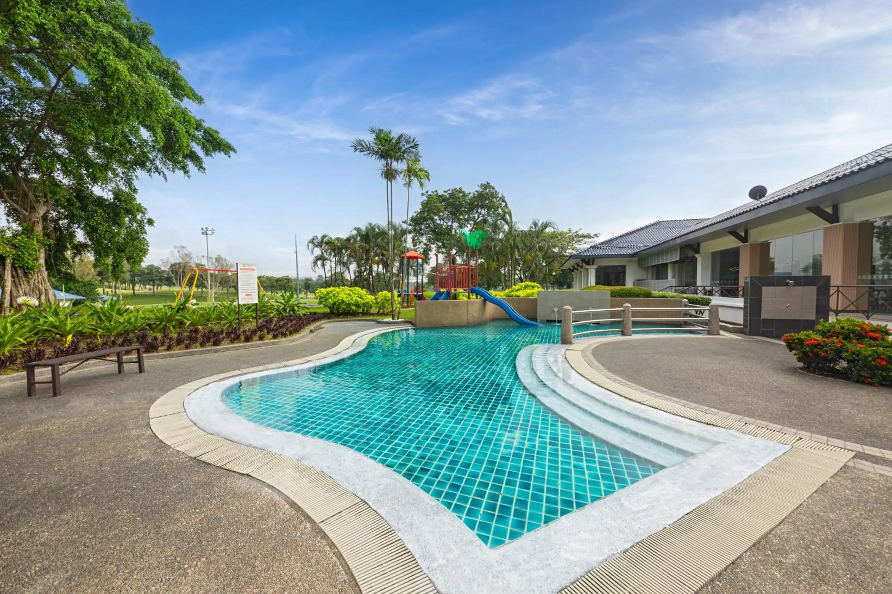 Swimming pool in Glenmarie Hotel and Golf Resort