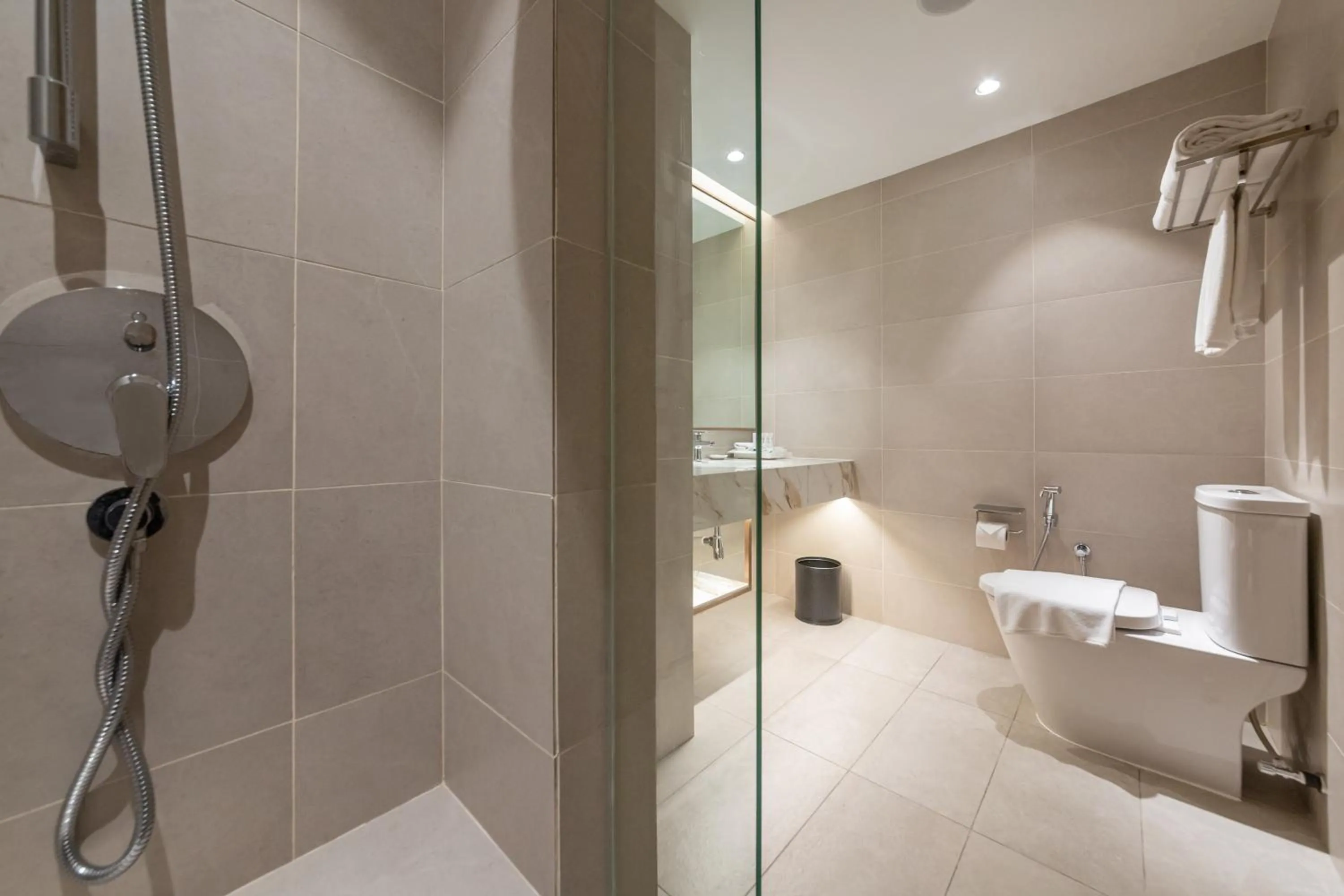 Shower in Glenmarie Hotel and Golf Resort