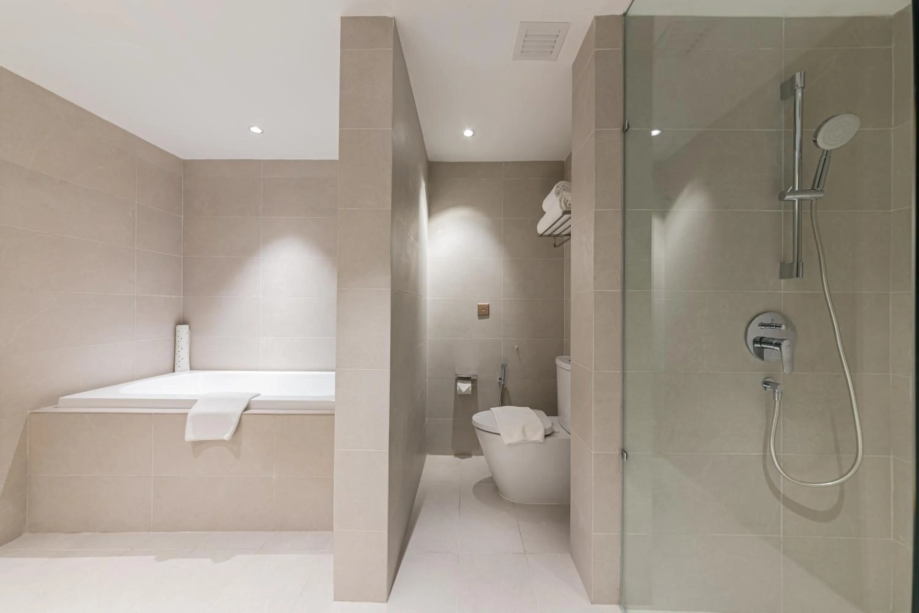 Shower in Glenmarie Hotel and Golf Resort