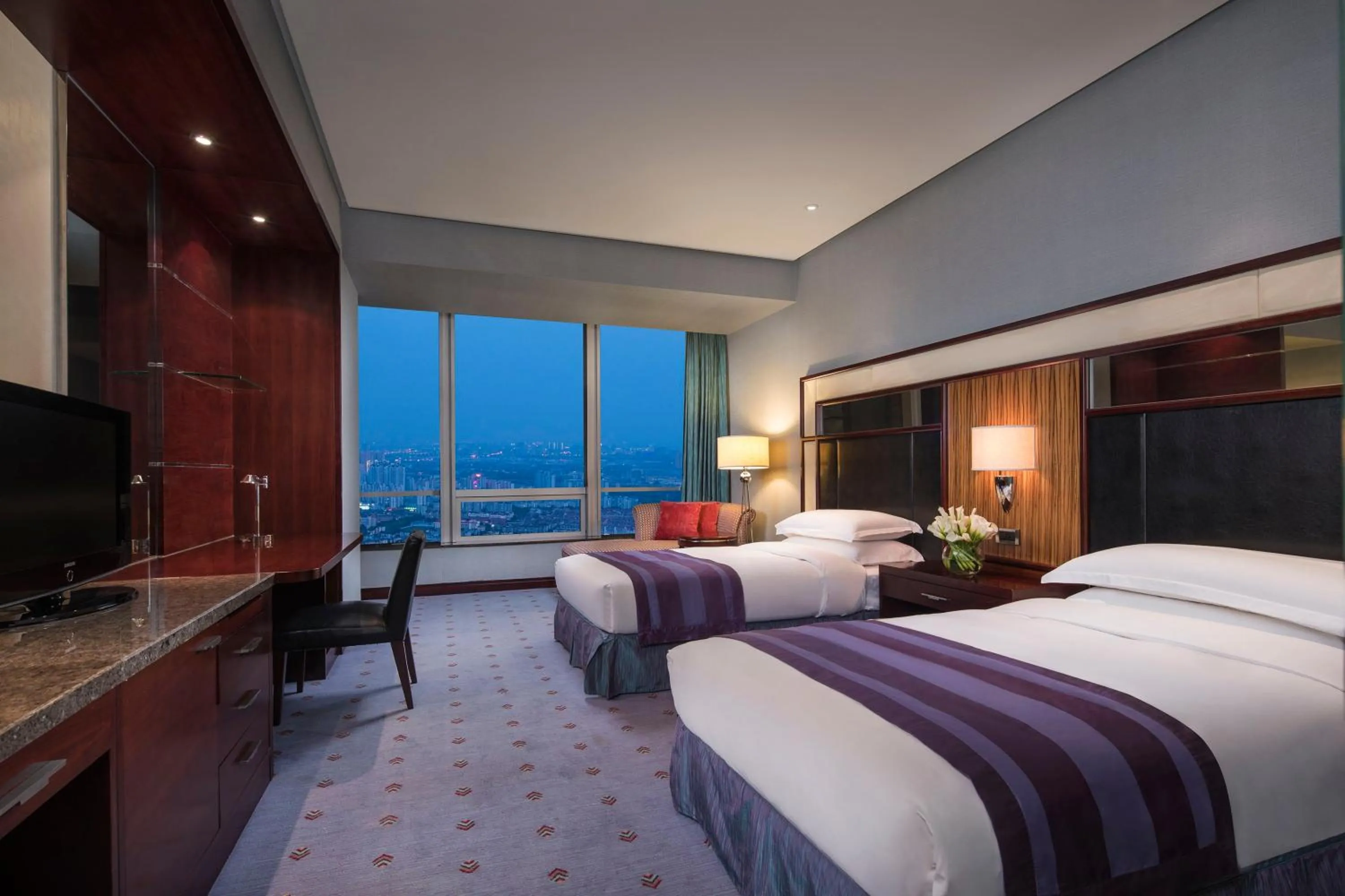 Photo of the whole room, Bed in Crowne Plaza Wuxi City Center