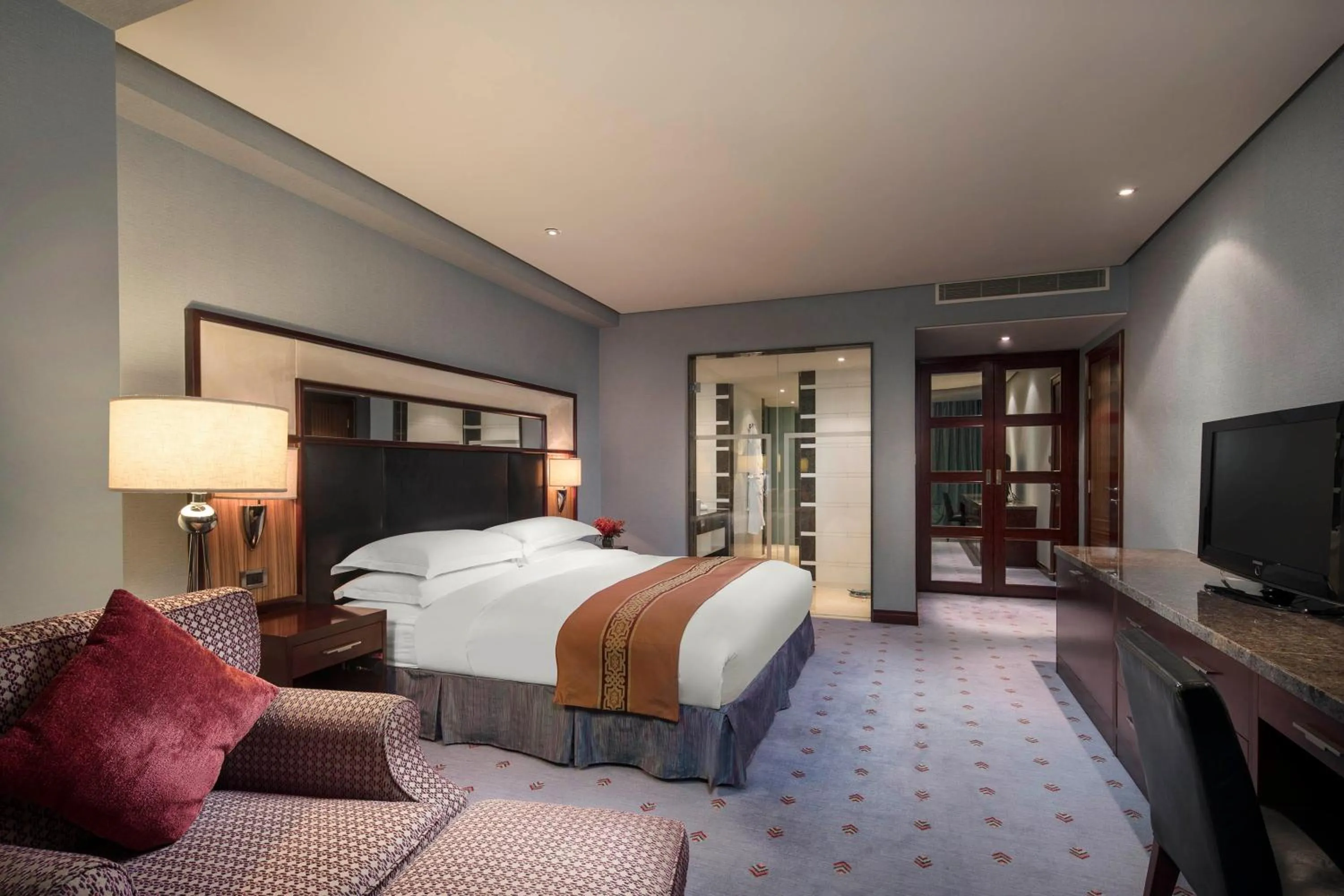 Photo of the whole room, Bed in Crowne Plaza Wuxi City Center