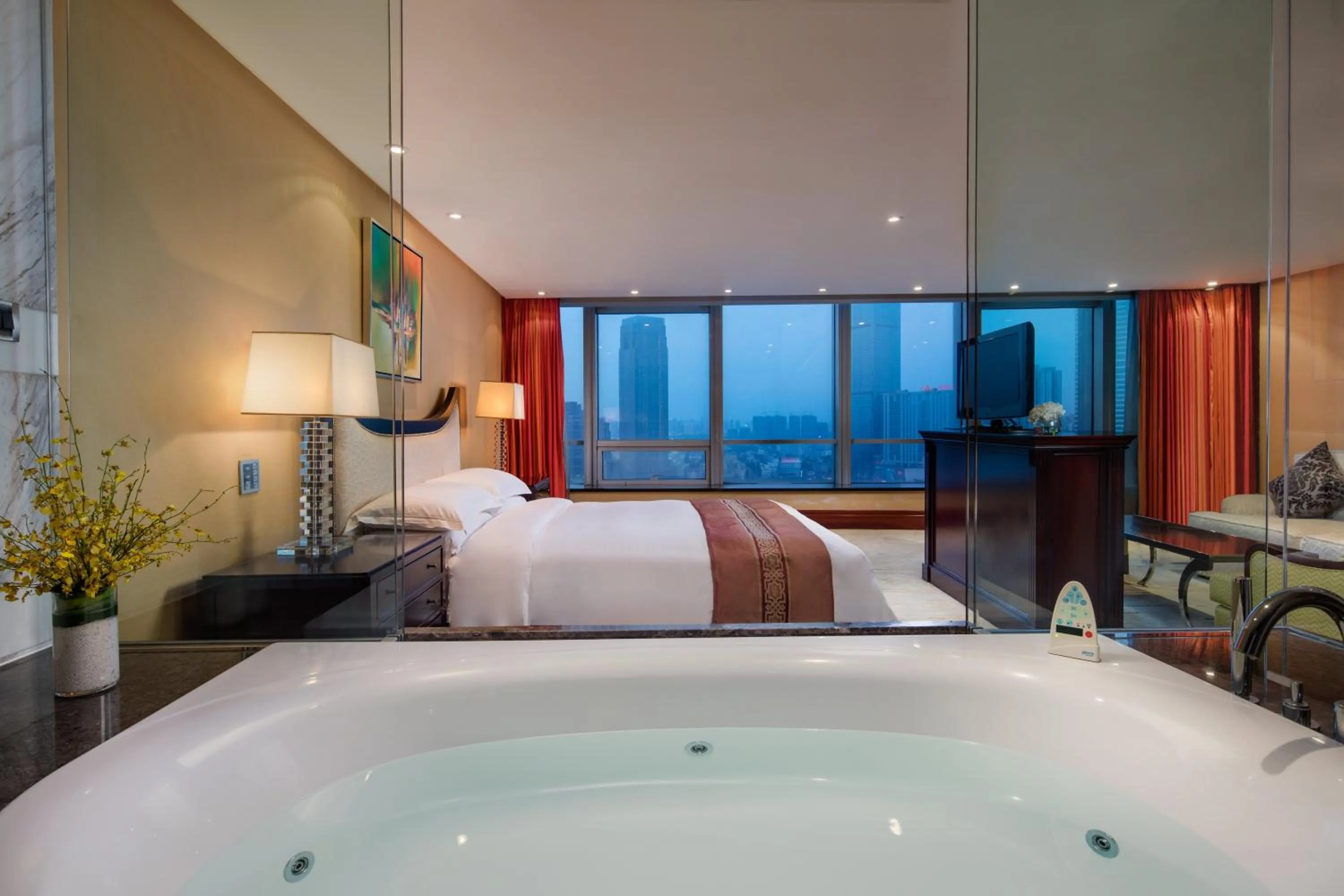 Photo of the whole room, Bed in Crowne Plaza Wuxi City Center