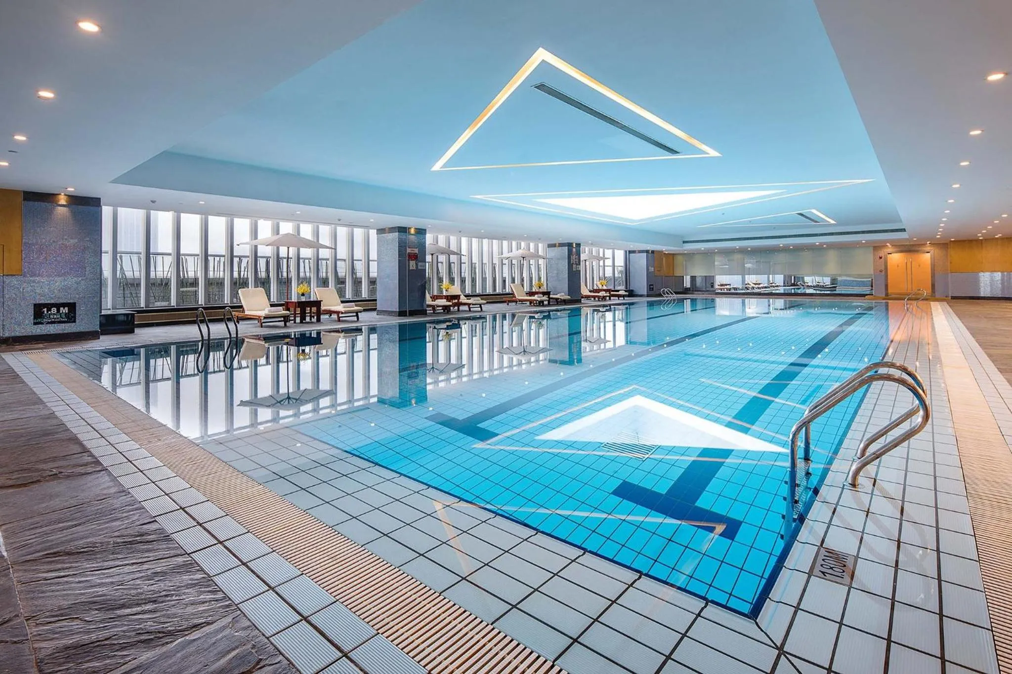 Swimming pool in Crowne Plaza Wuxi City Center