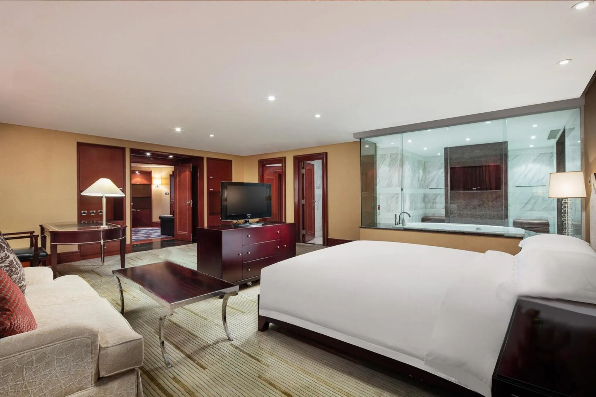 Photo of the whole room, Bed in Crowne Plaza Wuxi City Center