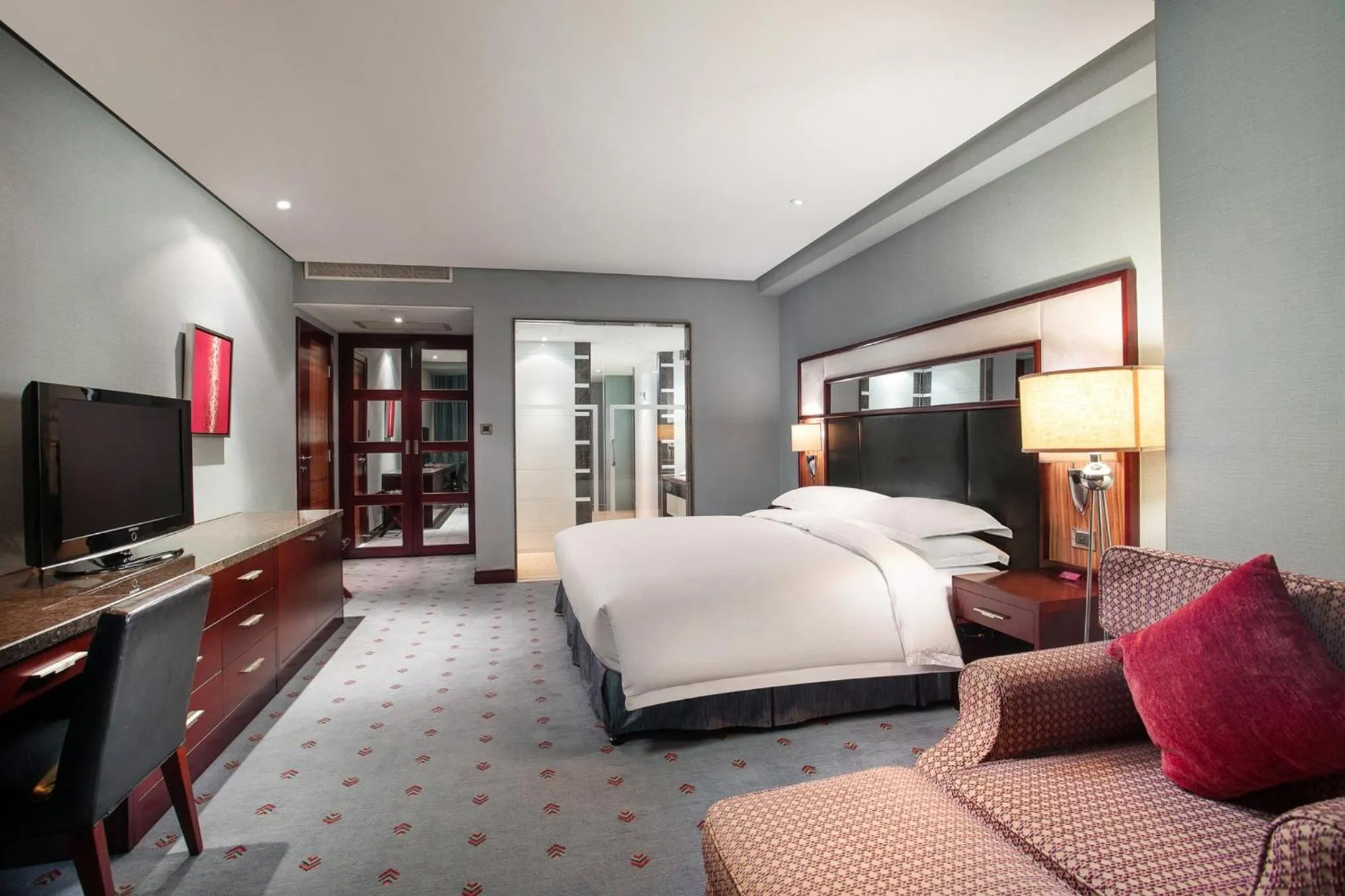 Photo of the whole room, Bed in Crowne Plaza Wuxi City Center