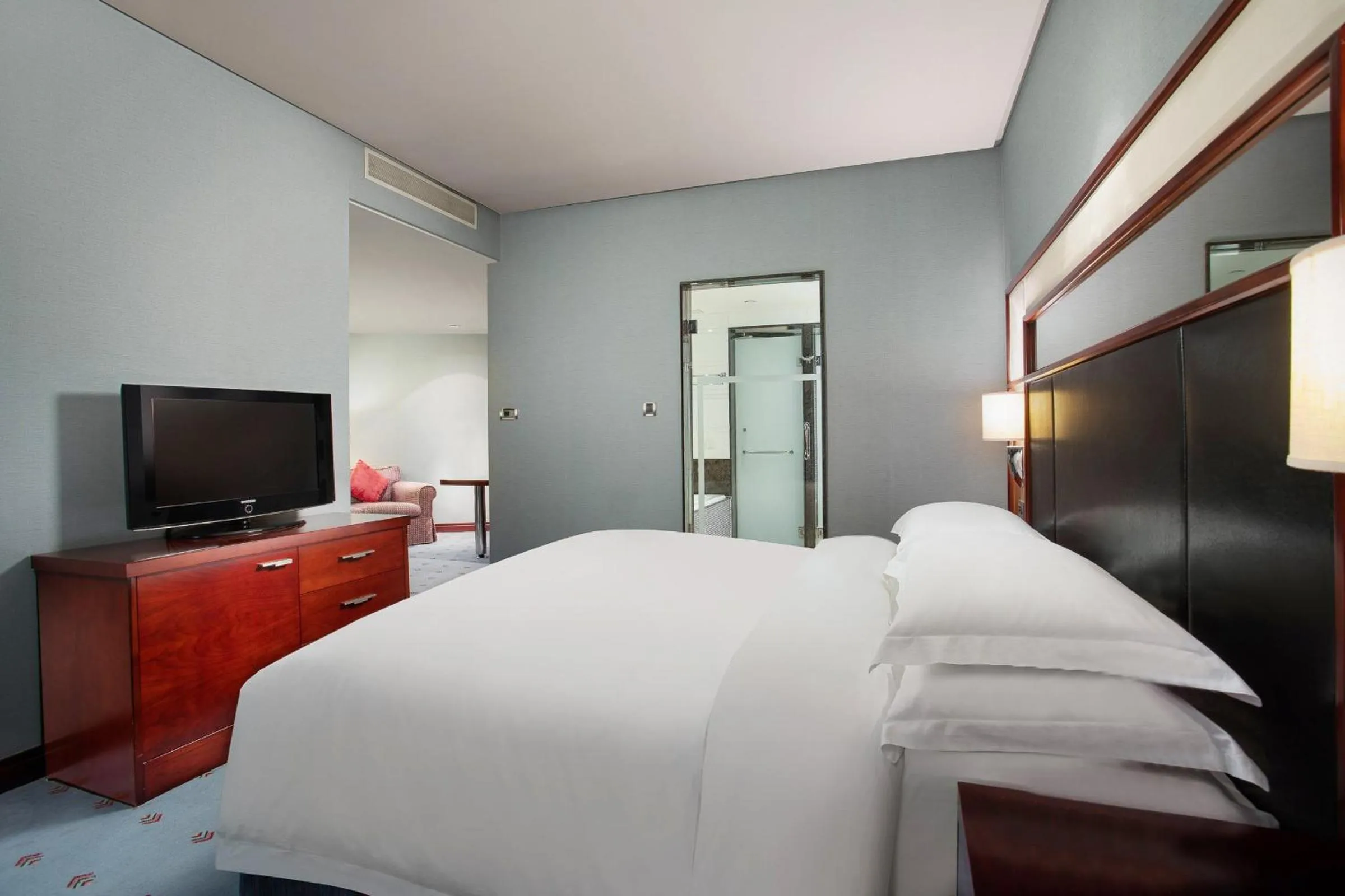 Photo of the whole room, Bed in Crowne Plaza Wuxi City Center