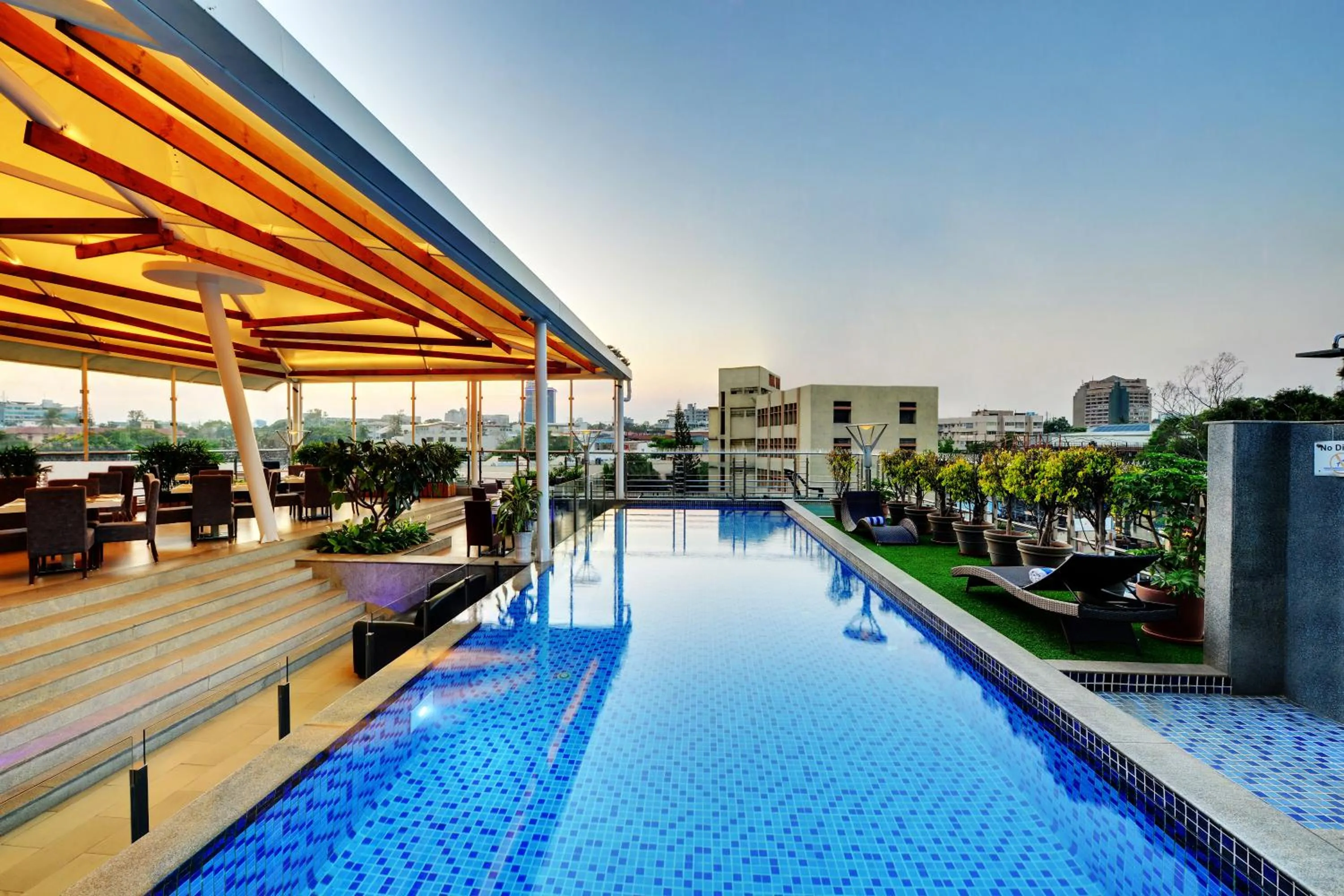 Swimming pool in Iris The Business Hotel