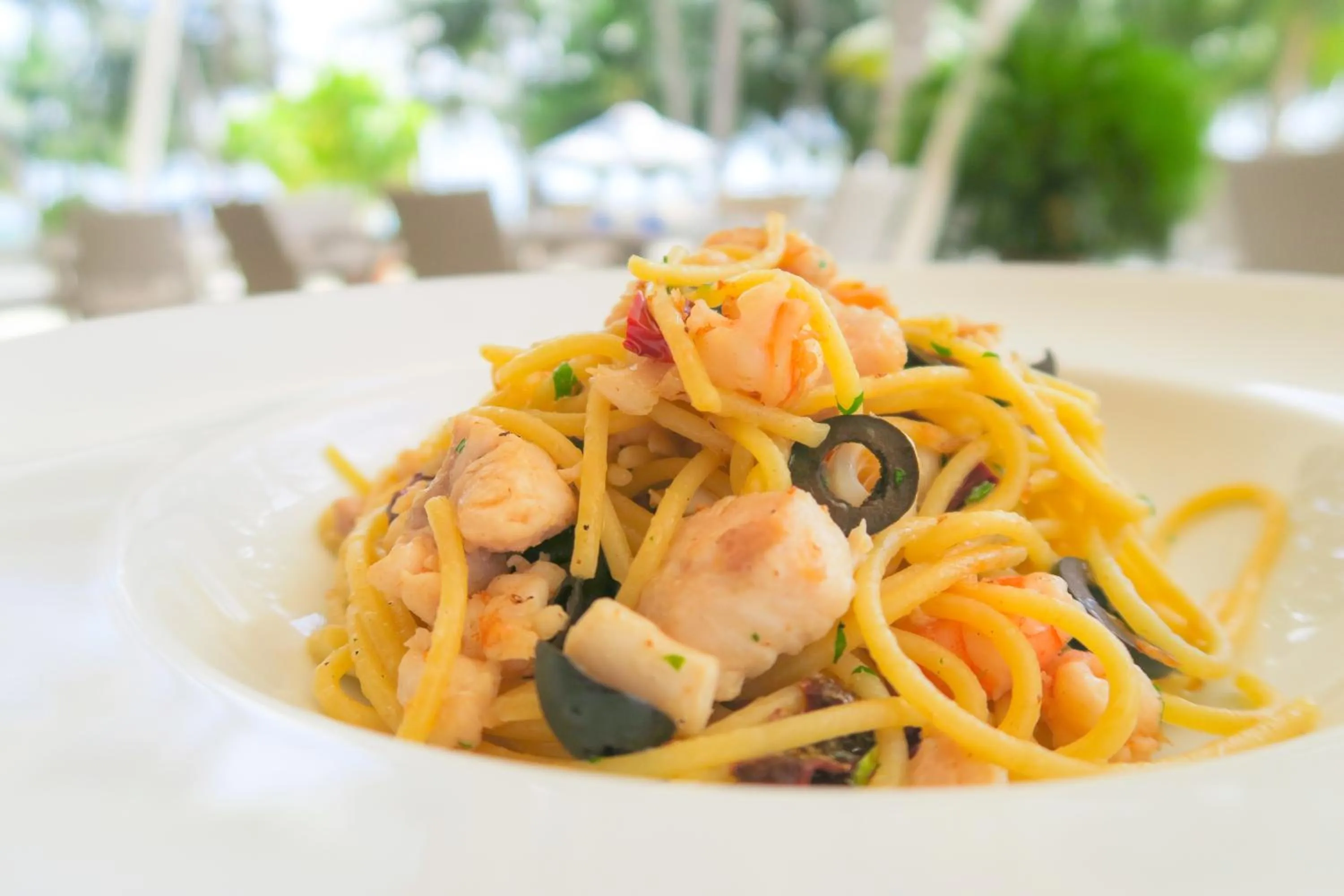 Food and drinks in Holiday Inn Resort Kandooma Maldives - Kids Stay & Eat Free and Free Roundtrip Speed Boat for a minimum 4 nights stay