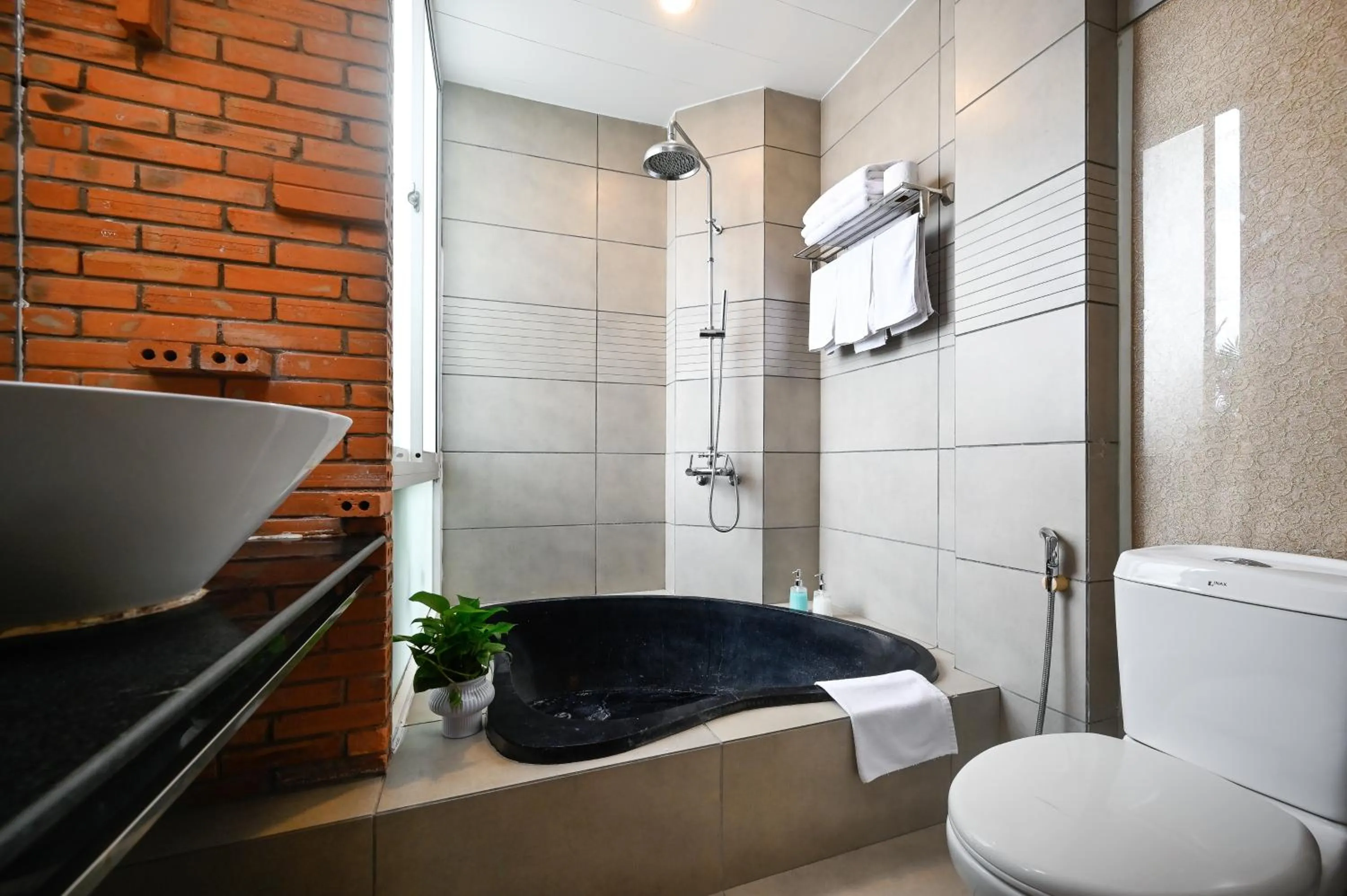 Shower in Halo Boutique Ben Thanh Hotel