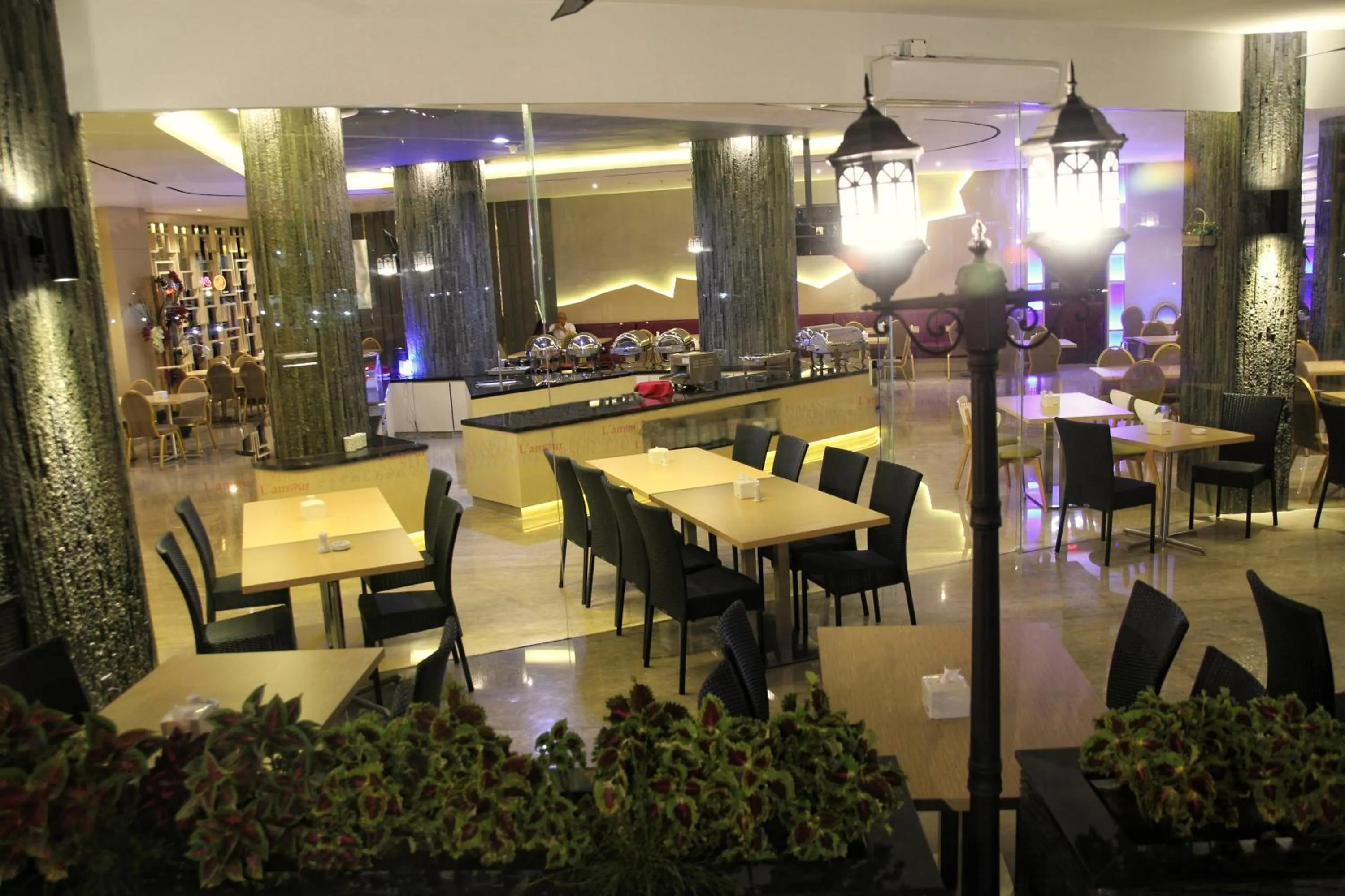 Restaurant/places to eat in 89 Hotel