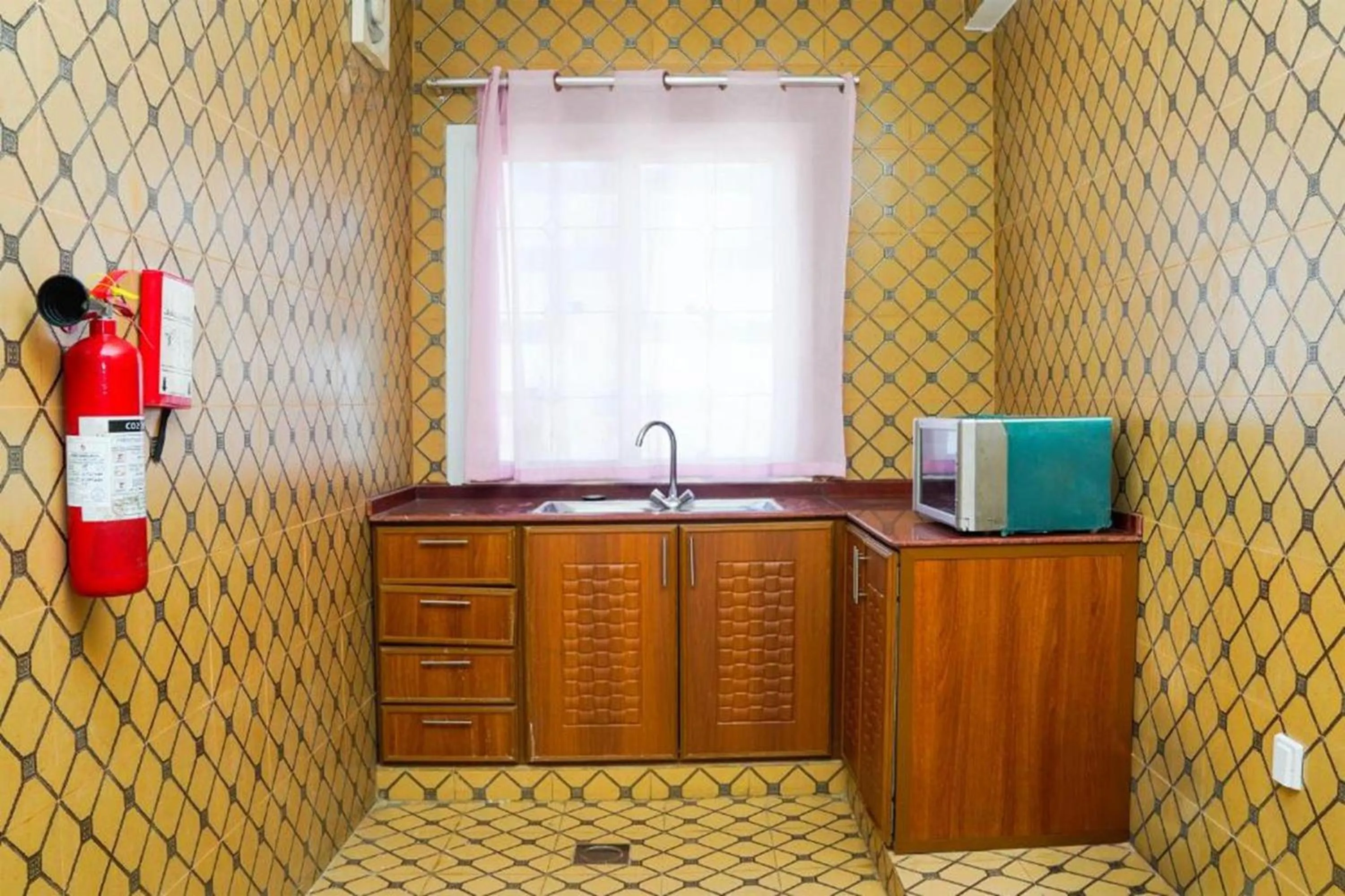 Kitchen or kitchenette in Albayrahaa Hotel