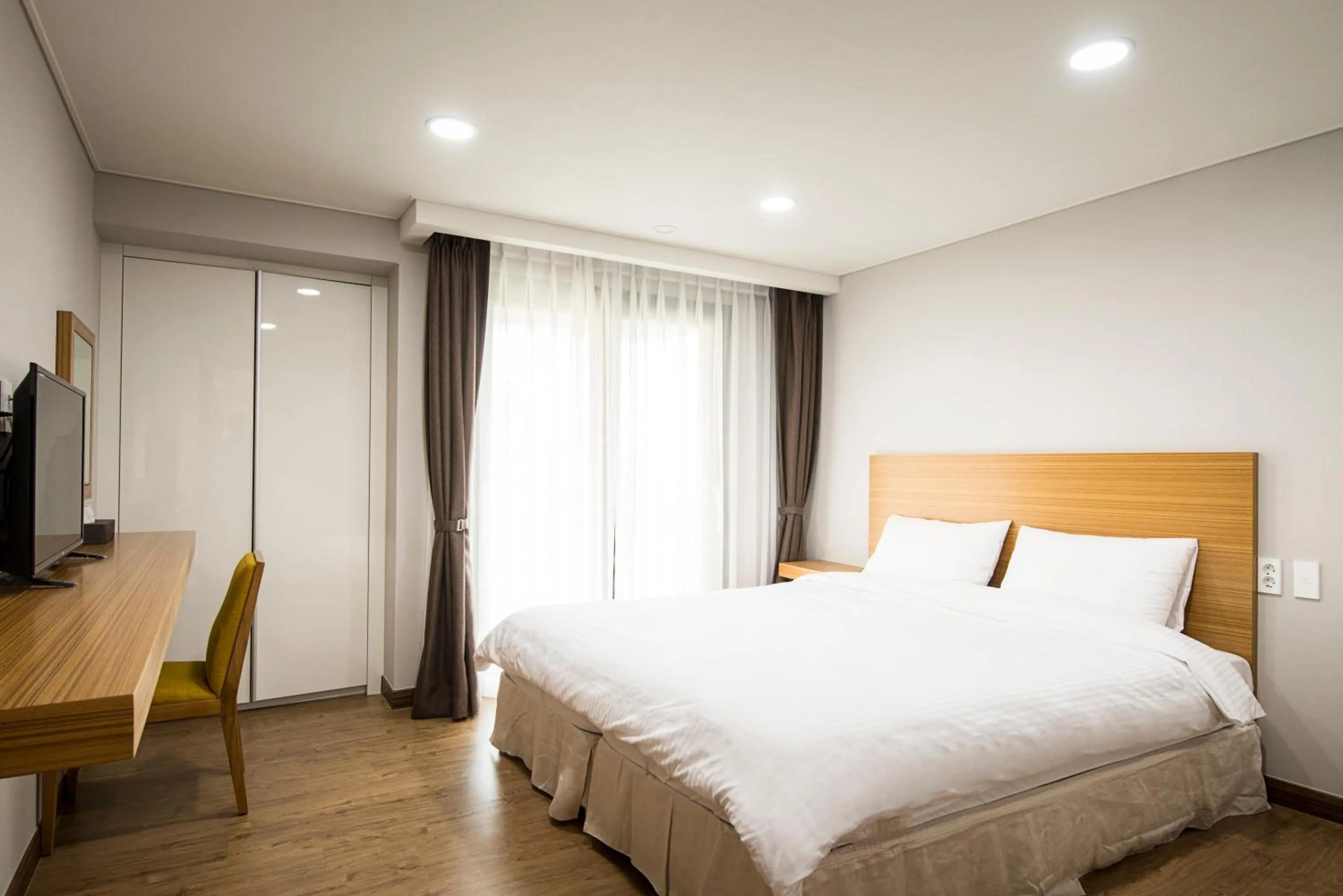 Bed in W Ocean Pension