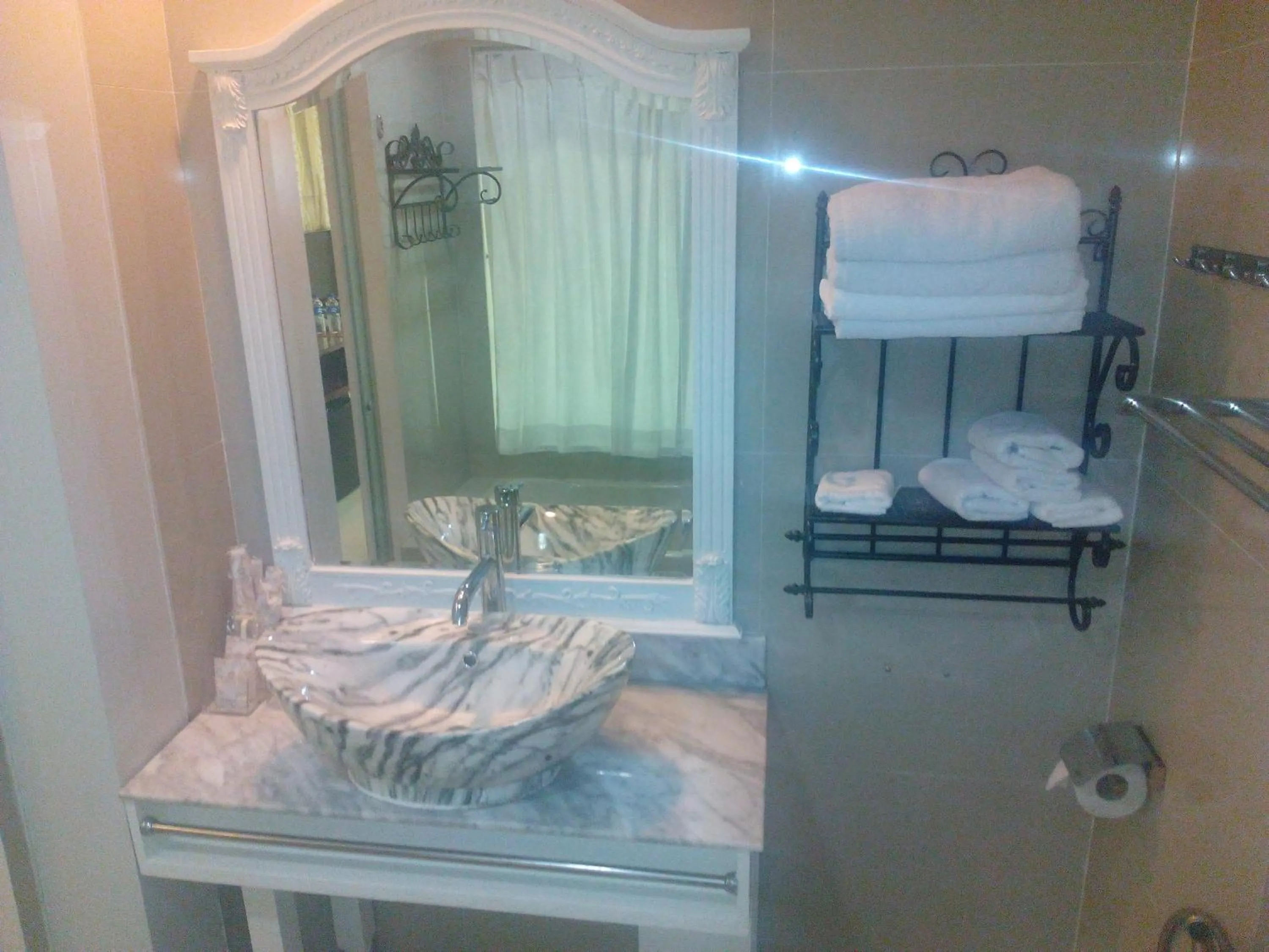 Bathroom, Bed in Jayleen 1918