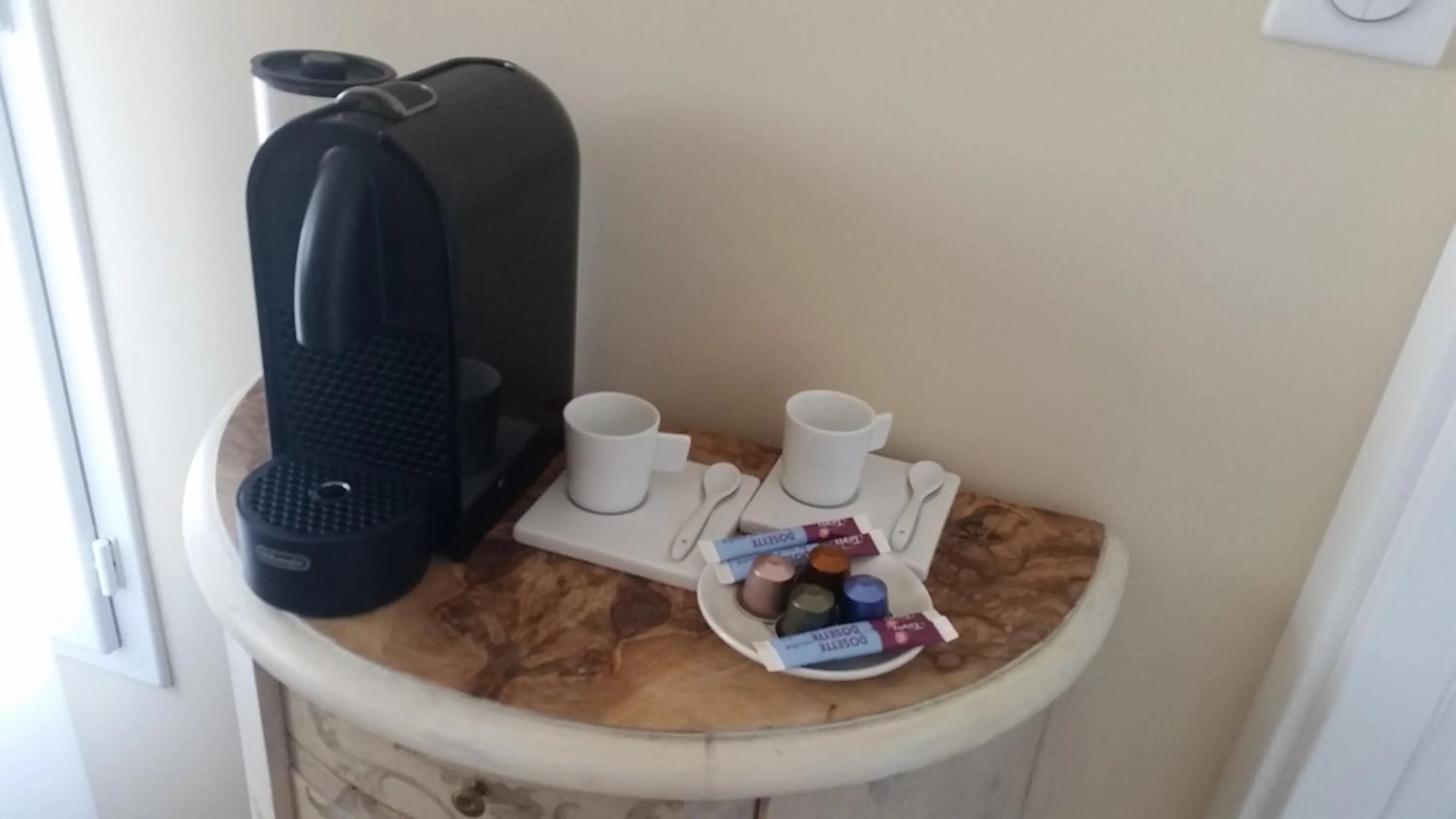 Coffee/tea facilities in B&B Villa Blanche