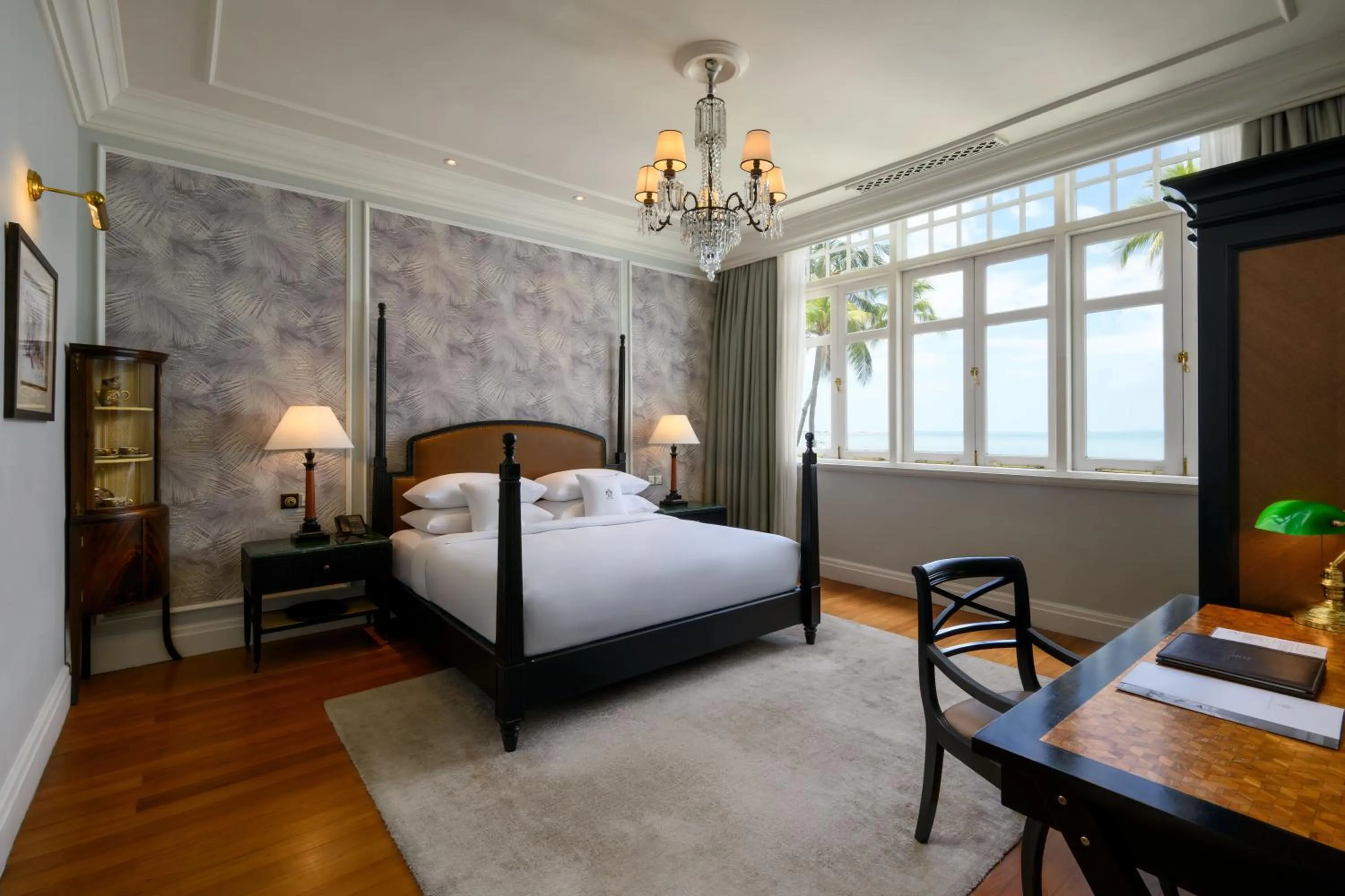 Bedroom, Bed in Eastern & Oriental Hotel