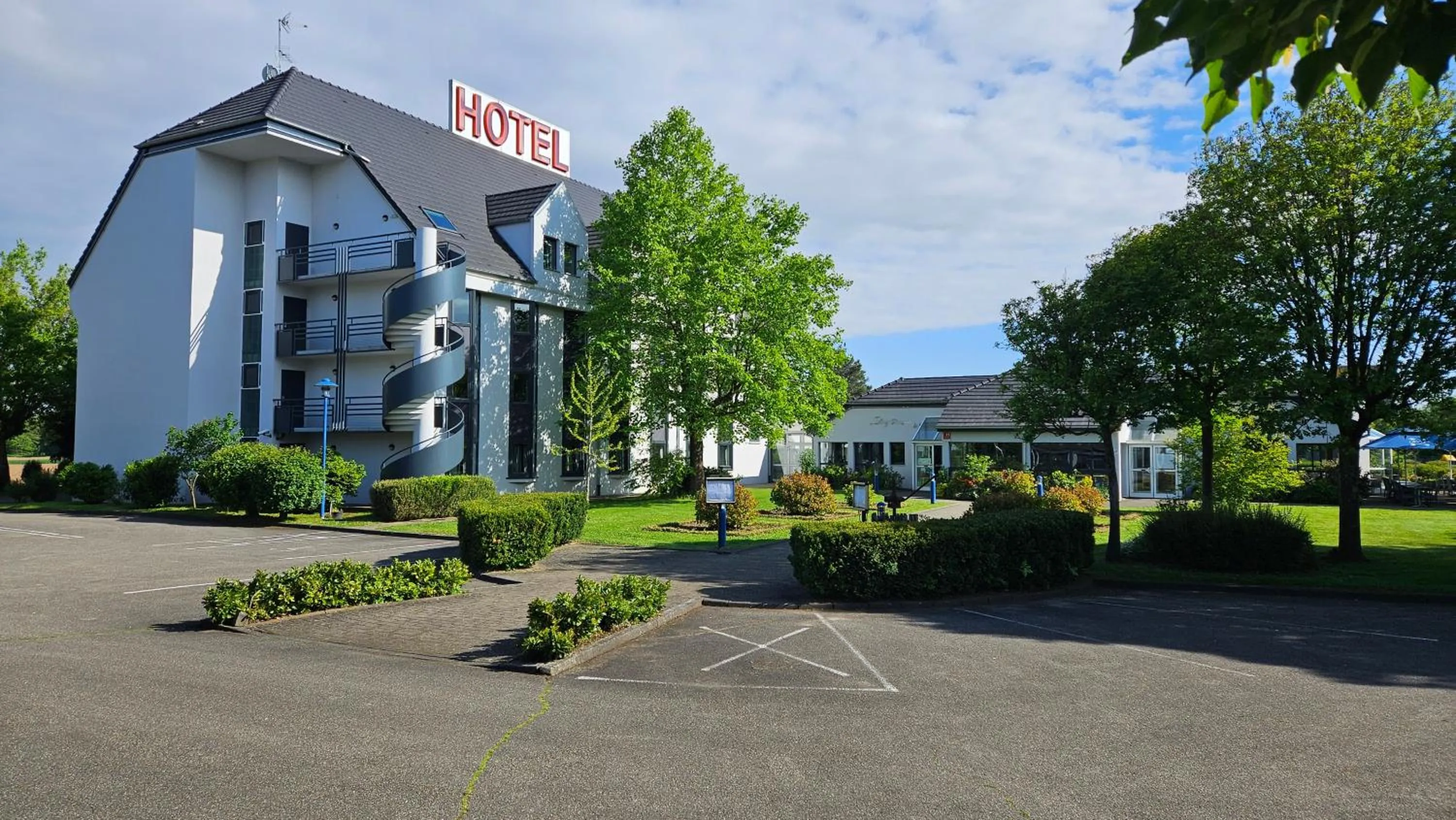 Property building in Hotel Restaurant La Tour Romaine - Haguenau - Strasbourg Nord