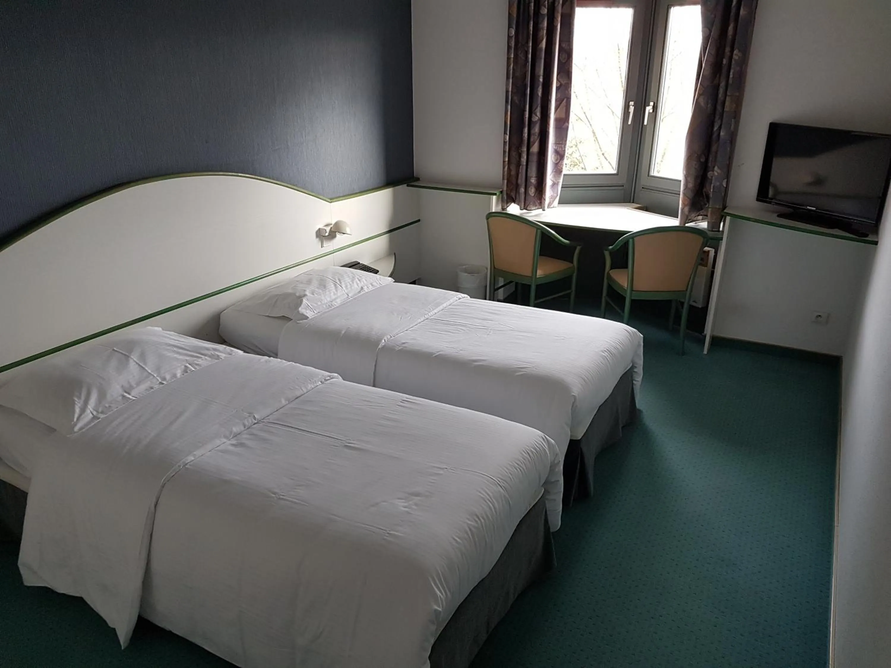 Photo of the whole room, Bed in Hotel Restaurant La Tour Romaine - Haguenau - Strasbourg Nord