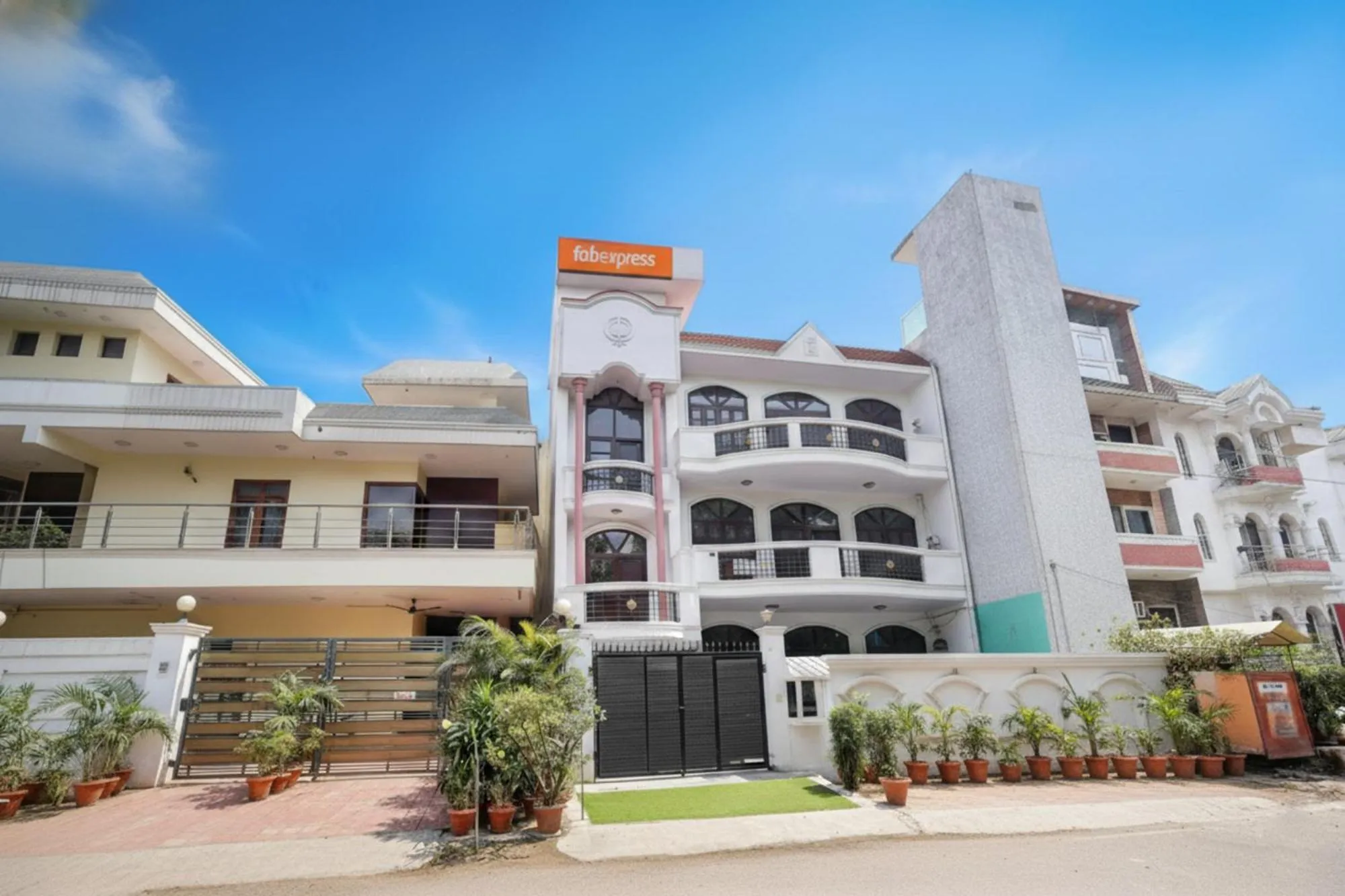 Facade/entrance in FabHotel Ivy Inn Sector 35