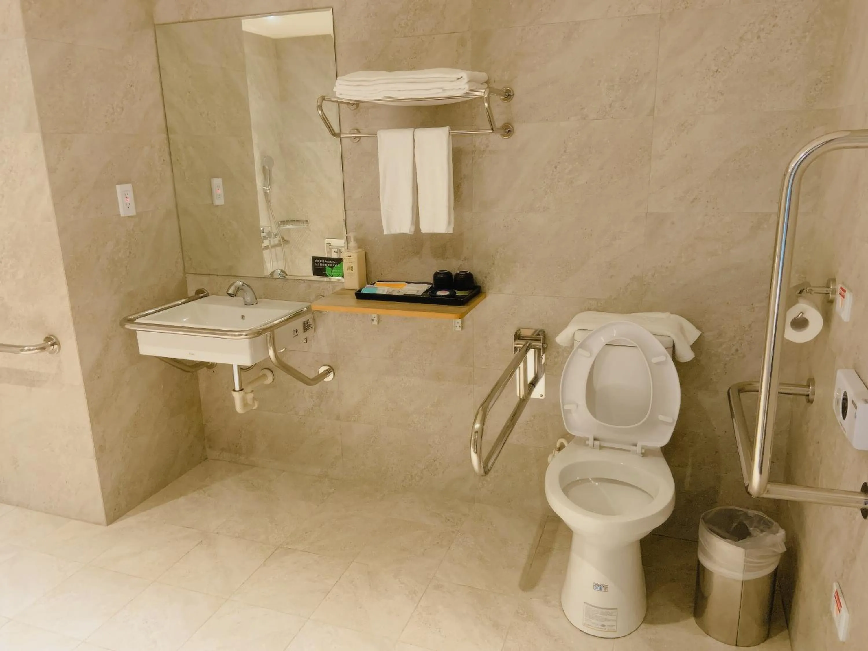 Shower in CT Green Bay Hot-Spring Hotel