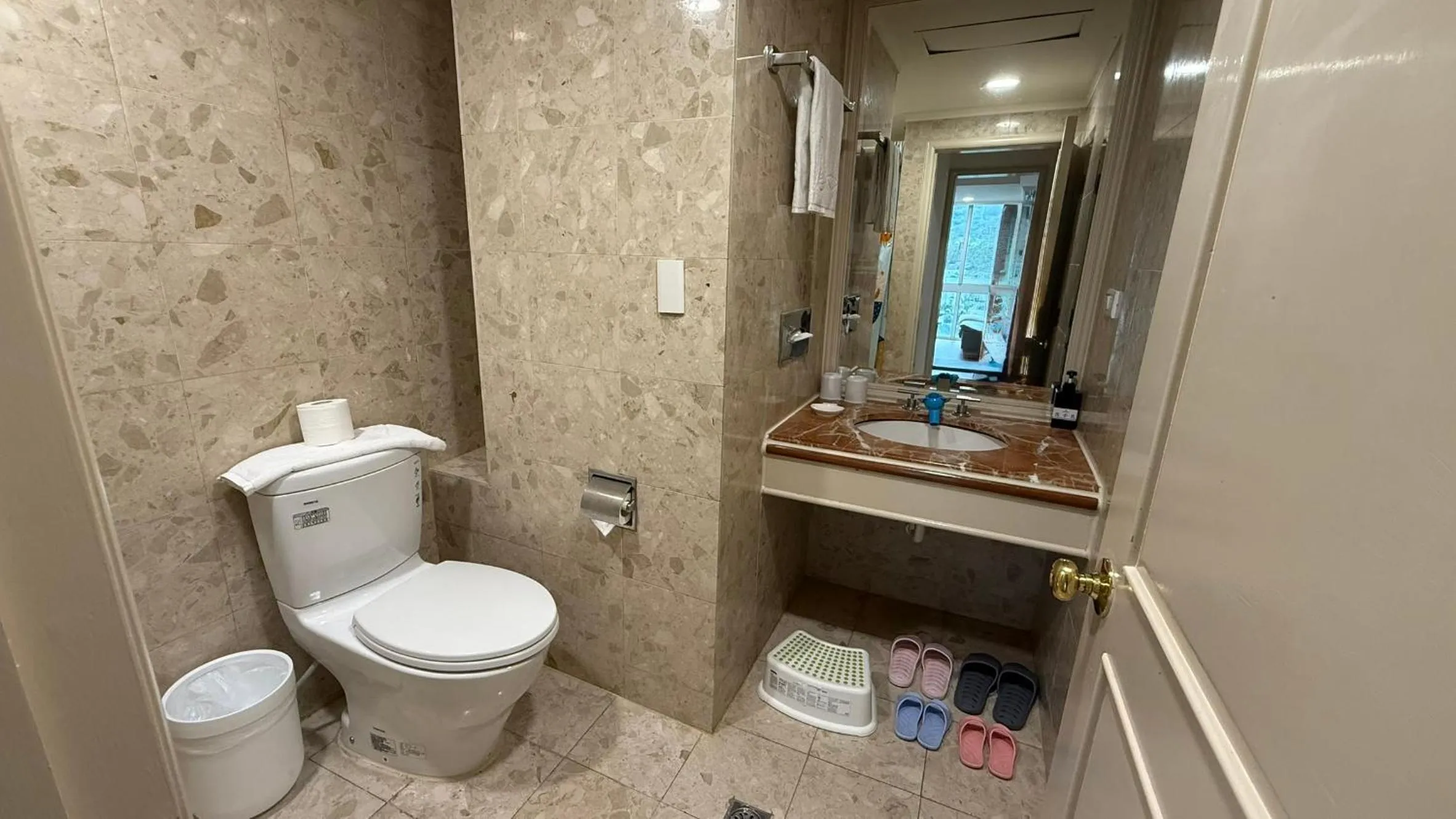 Toilet in CT Green Bay Hot-Spring Hotel